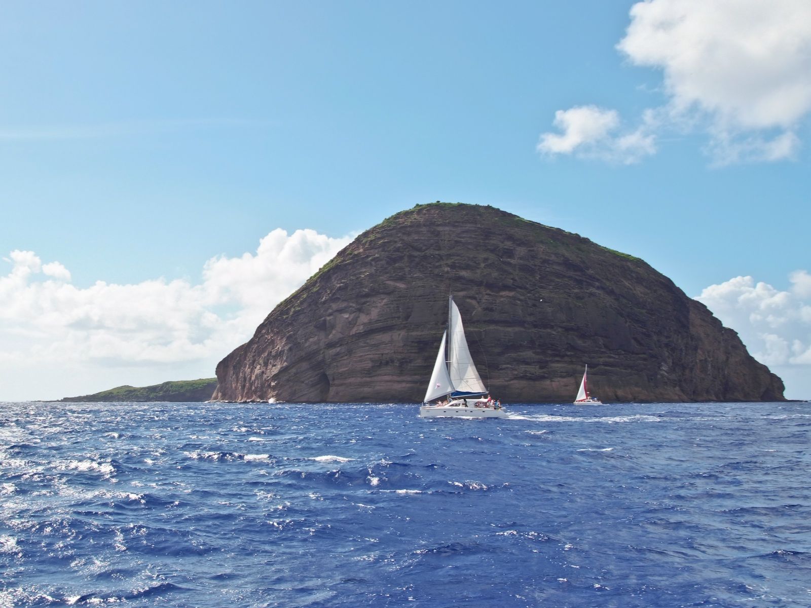 Rondreis Mauritius, Grand Baie, Excursie Cruise naar de Northern Islands, catamaran naast eiland