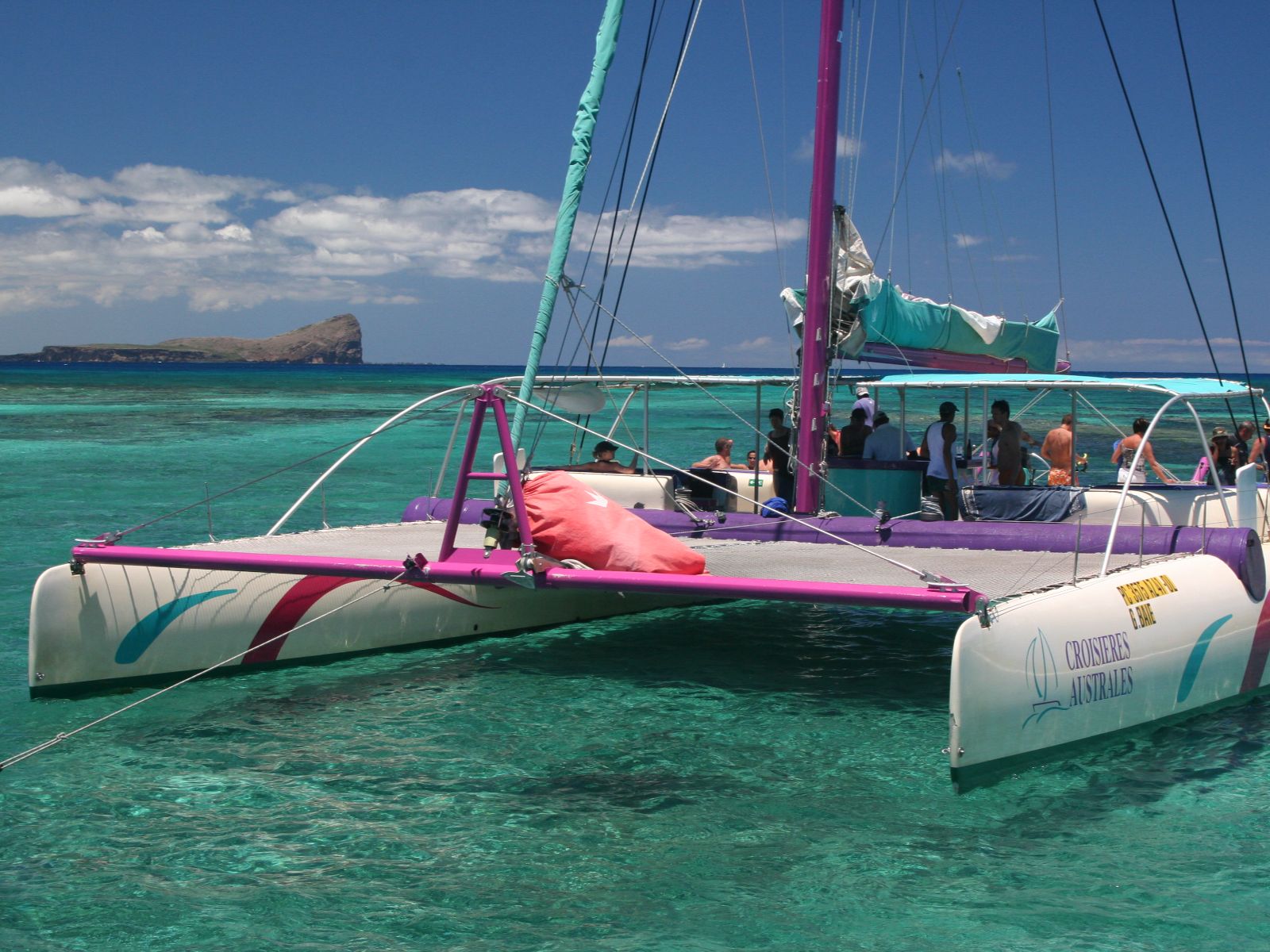 Rondreis Mauritius, Grand Baie, Excursie Cruise naar de Northern Islands, close up catamaran