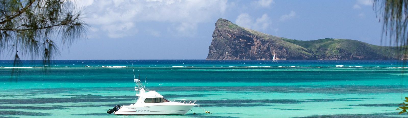 Rondreis Mauritius, Grand Baie, Excursie Cruise naar de Northern Islands, doorkijk op water met boten en eiland