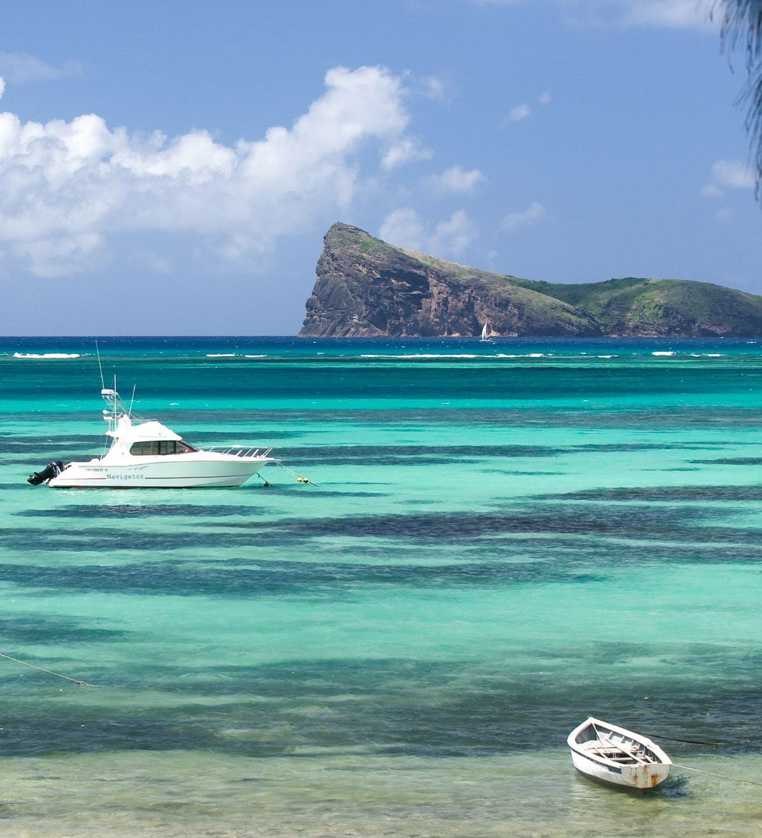 Rondreis Mauritius, Grand Baie, Excursie Cruise naar de Northern Islands, doorkijk op water met boten en eiland