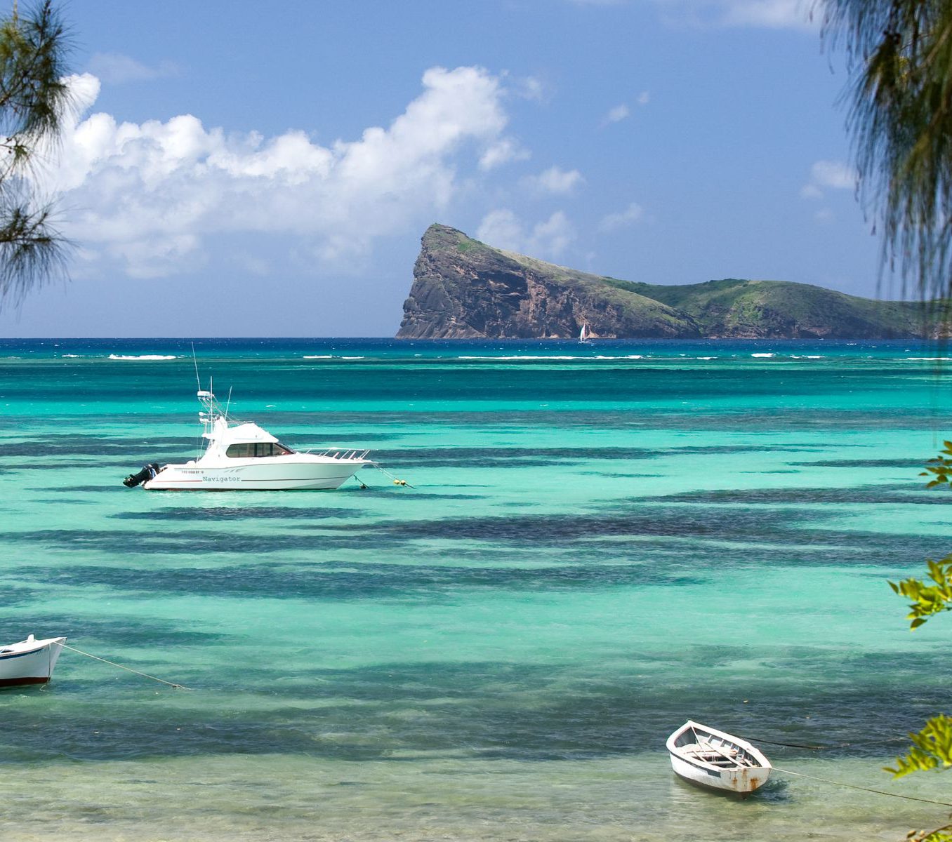 Rondreis Mauritius, Grand Baie, Excursie Cruise naar de Northern Islands, doorkijk op water met boten en eiland