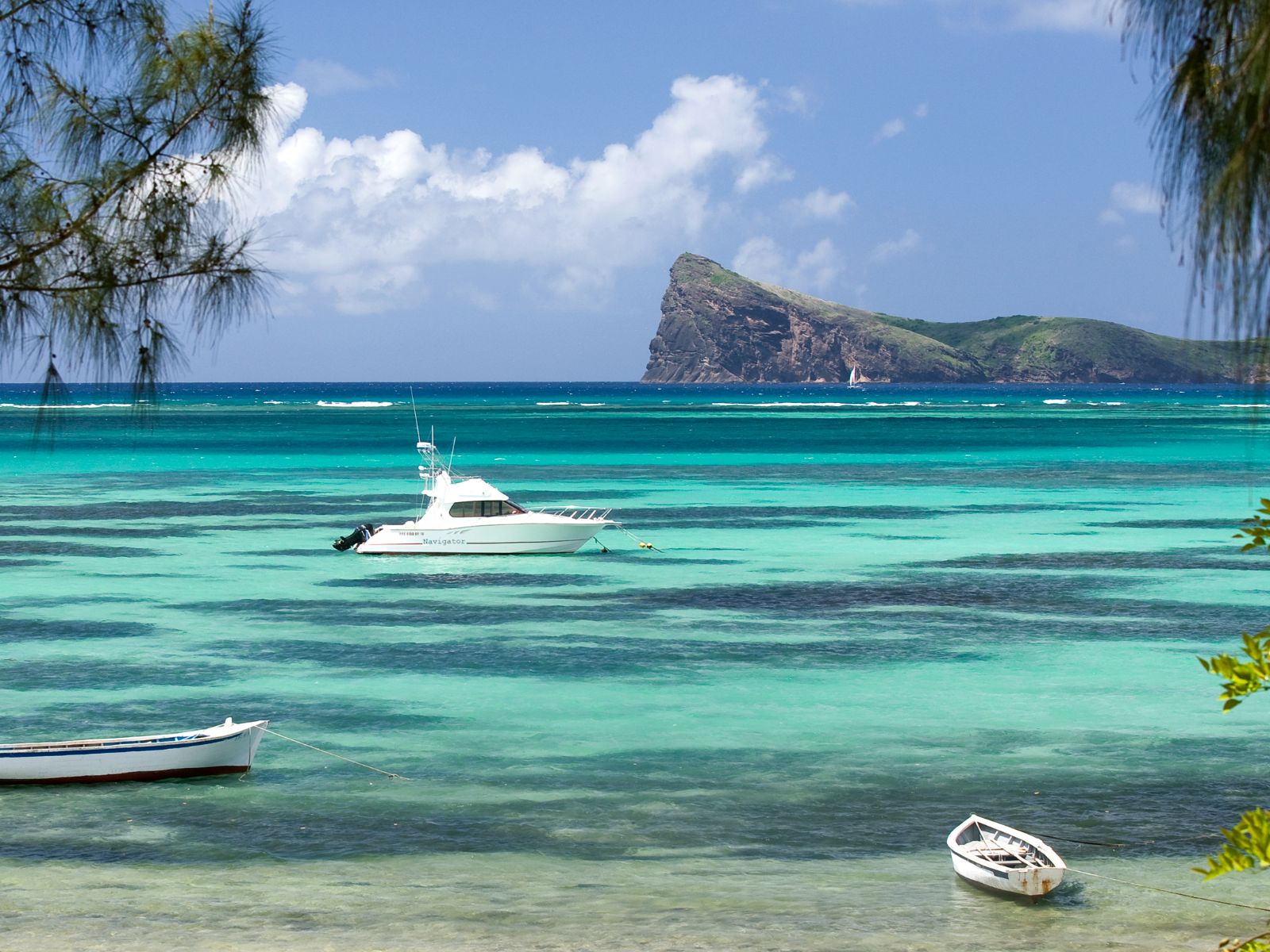Rondreis Mauritius, Grand Baie, Excursie Cruise naar de Northern Islands, doorkijk op water met boten en eiland