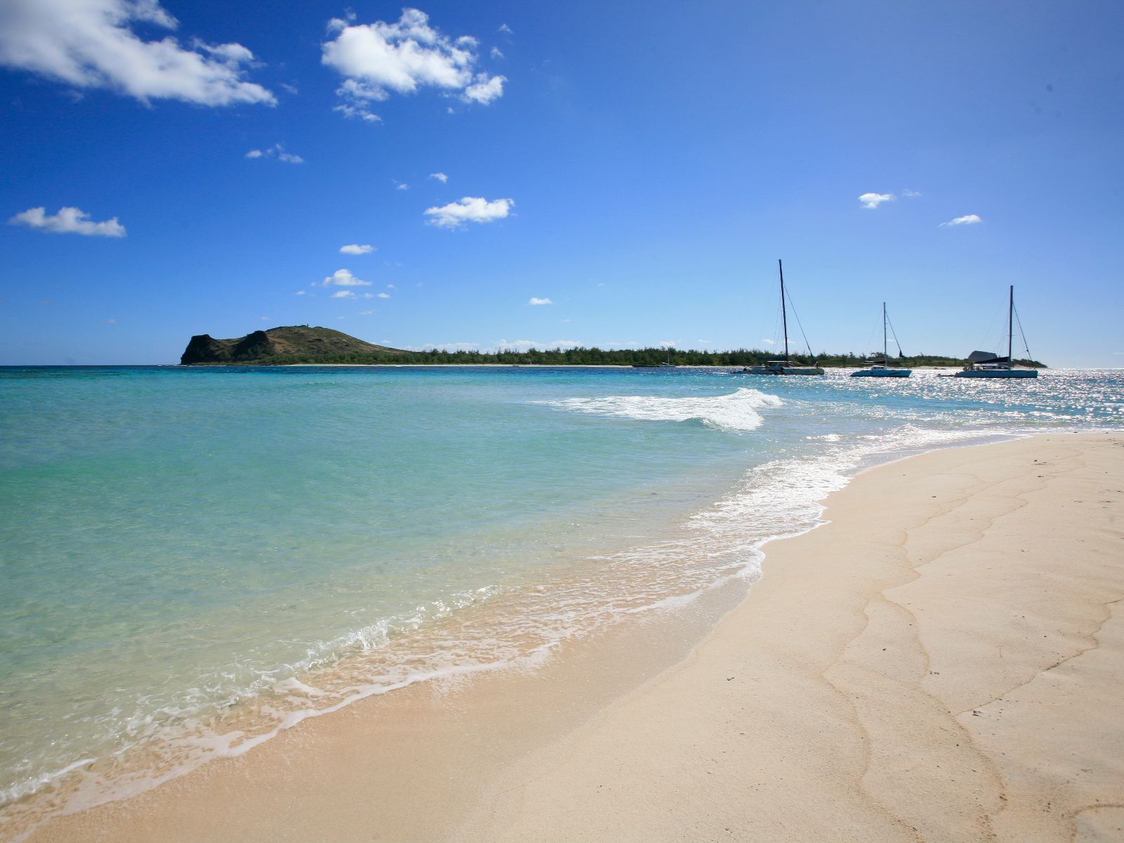 Rondreis Mauritius, Grand Baie, Excursie Cruise naar de Northern Islands, strand met boten en eiland