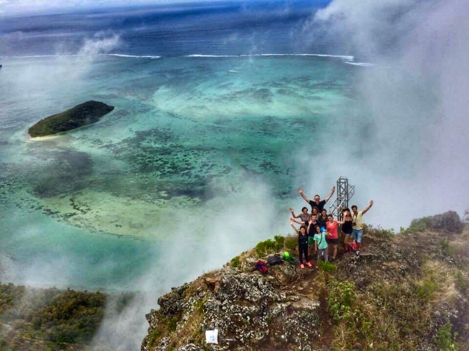 Rondreis Mauritius, Le Morne, Excursie Hiking le Morne, hikers die zwaaien aan de top