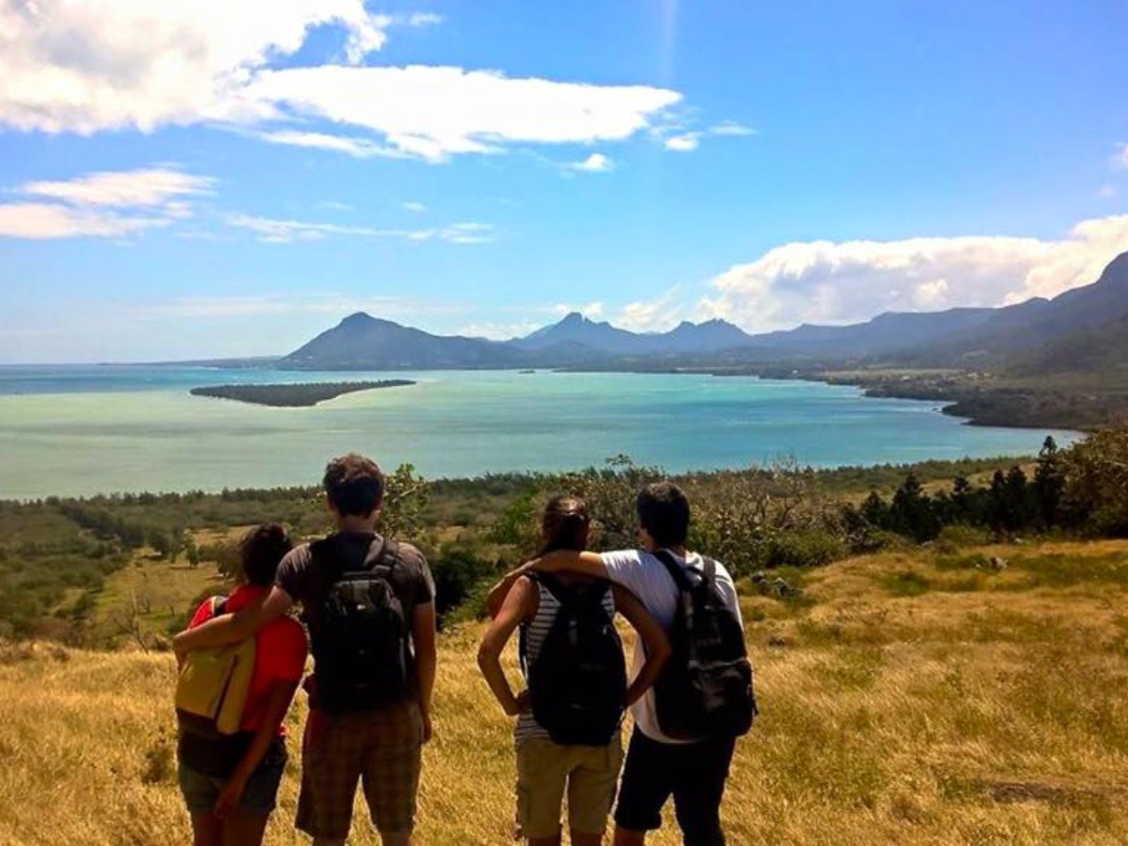 Rondreis Mauritius, Le Morne, Excursie Hiking le Morne, mensen arm in arm kijken naar het uitzicht