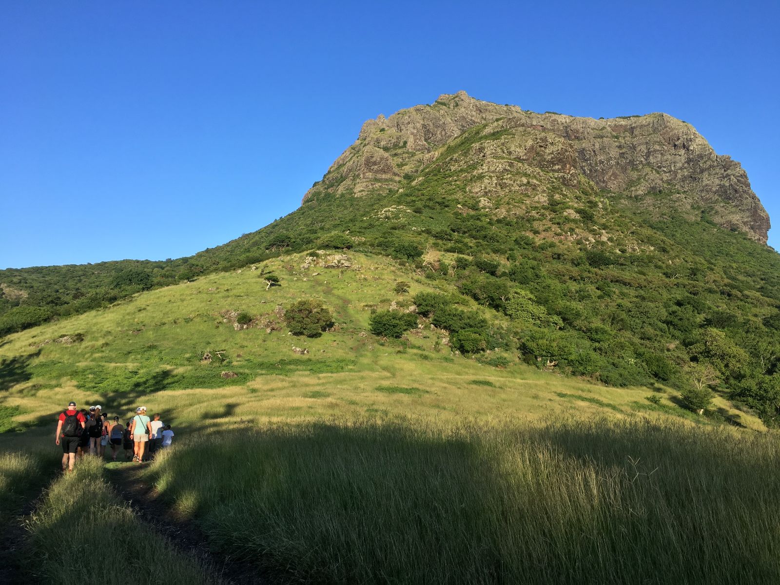 Rondreis Mauritius, Le Morne, Excursie Hiking le Morne, wandelaars richting berg