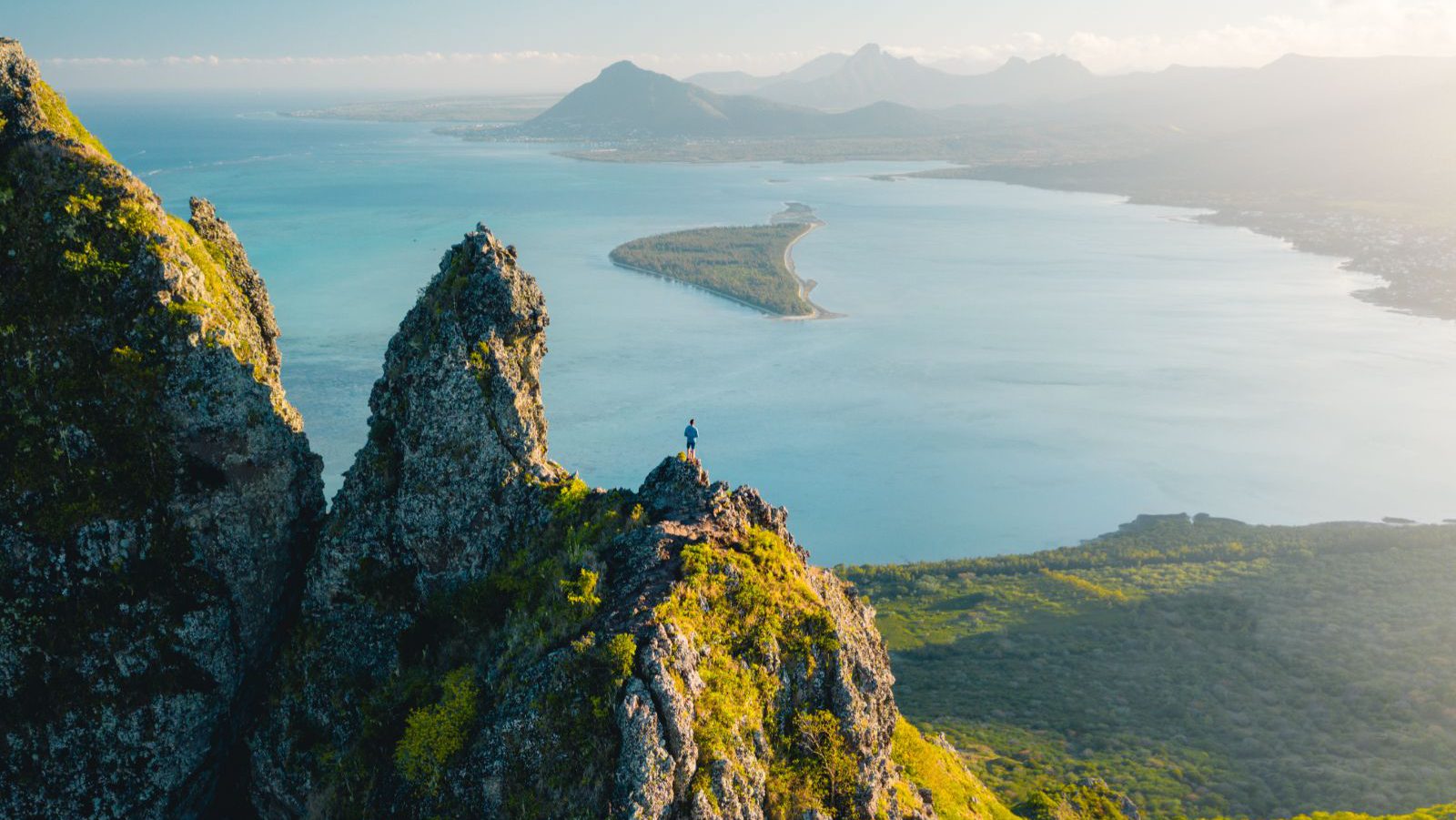 Rondreis Mauritius, Le Morne, hiker aan de top van de berg, MTPA