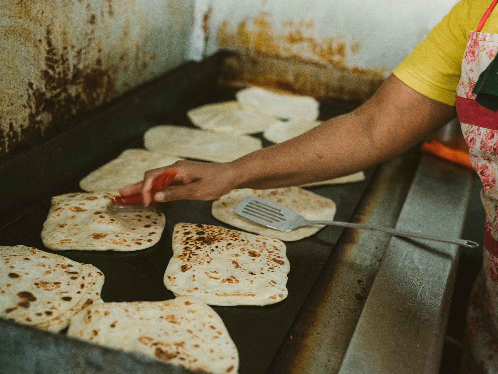 Rondreis Mauritius, Port Louis, Excurie Street Food Tour in Port Louis, brood op de grill