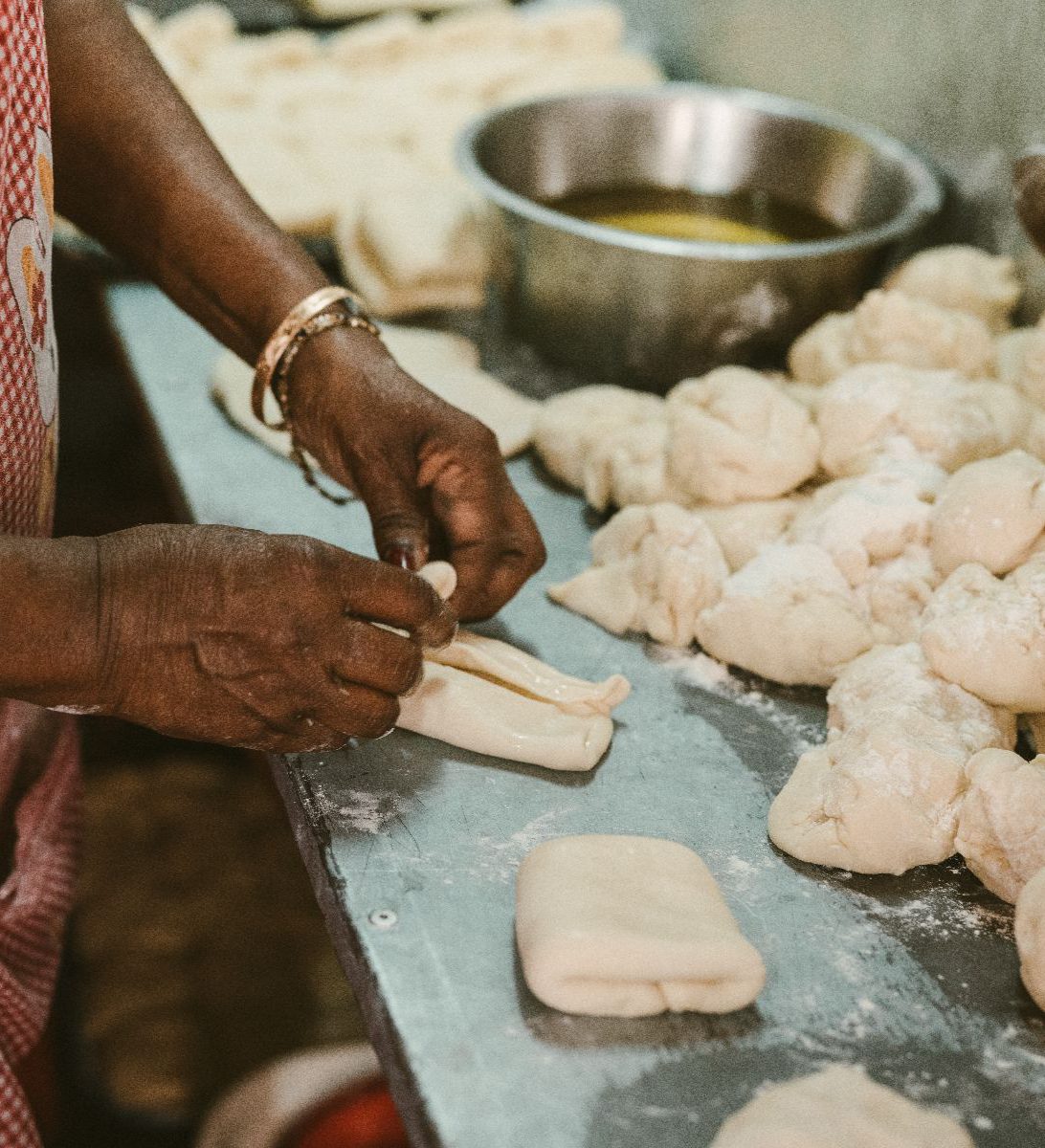Rondreis Mauritius, Port Louis, Excursie Street Food Tour in Port Louis, deeg vouwen