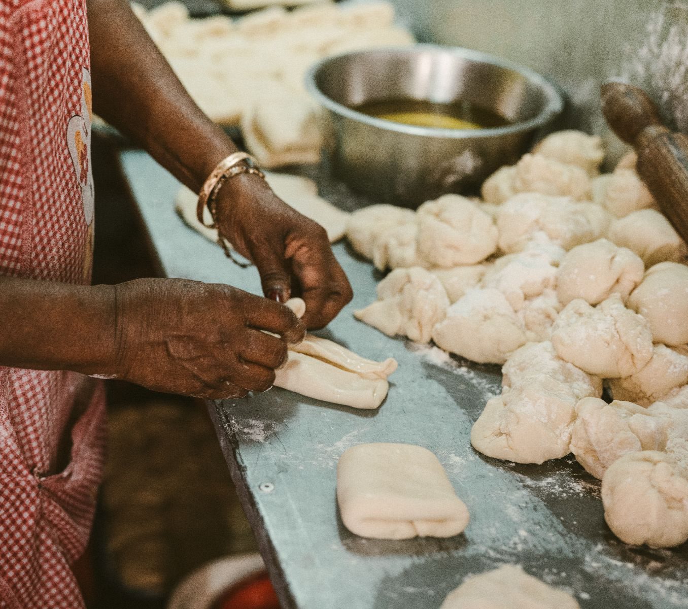 Rondreis Mauritius, Port Louis, Excursie Street Food Tour in Port Louis, deeg vouwen
