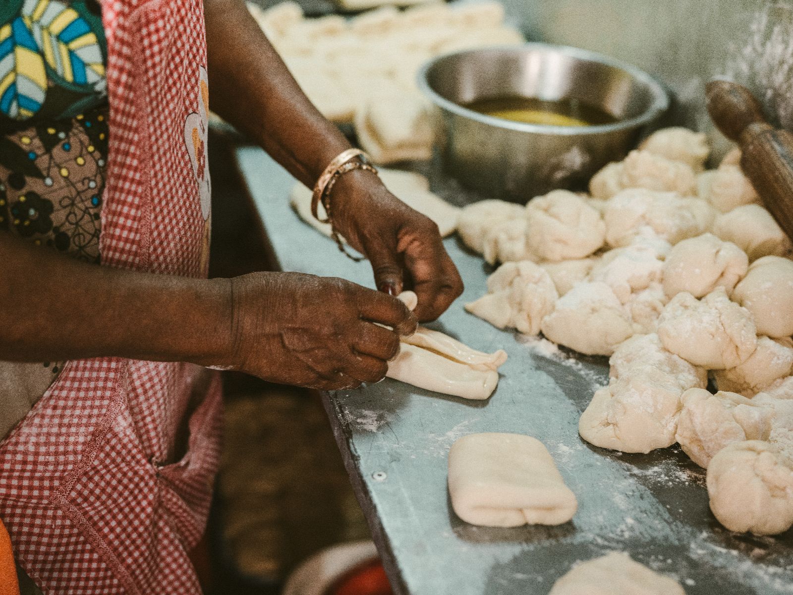 Rondreis Mauritius, Port Louis, Excursie Street Food Tour in Port Louis, deeg vouwen