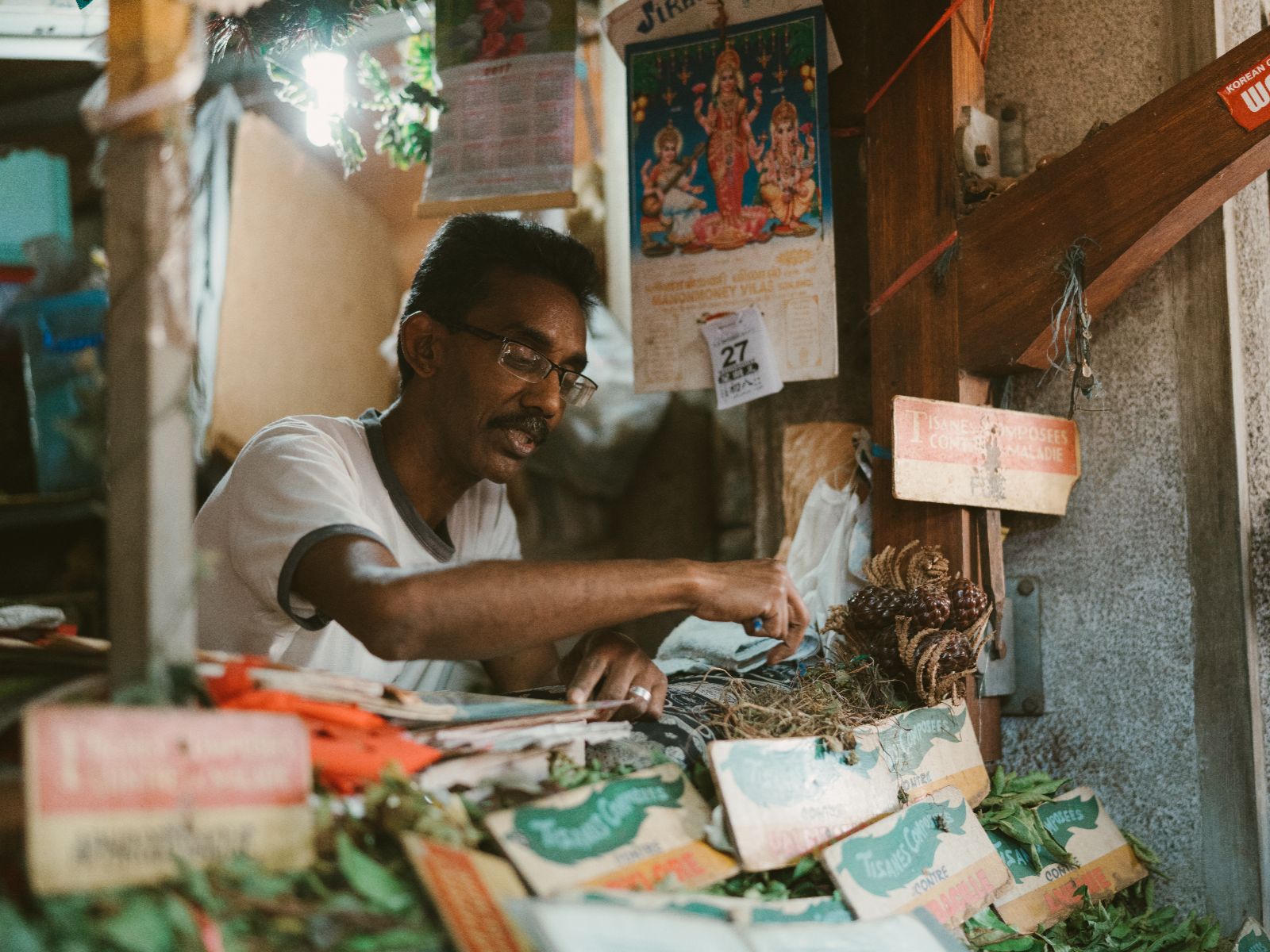 Rondreis Mauritius, Port Louis, Excursie Street Food Tour in Port Louis, man in een kraampje