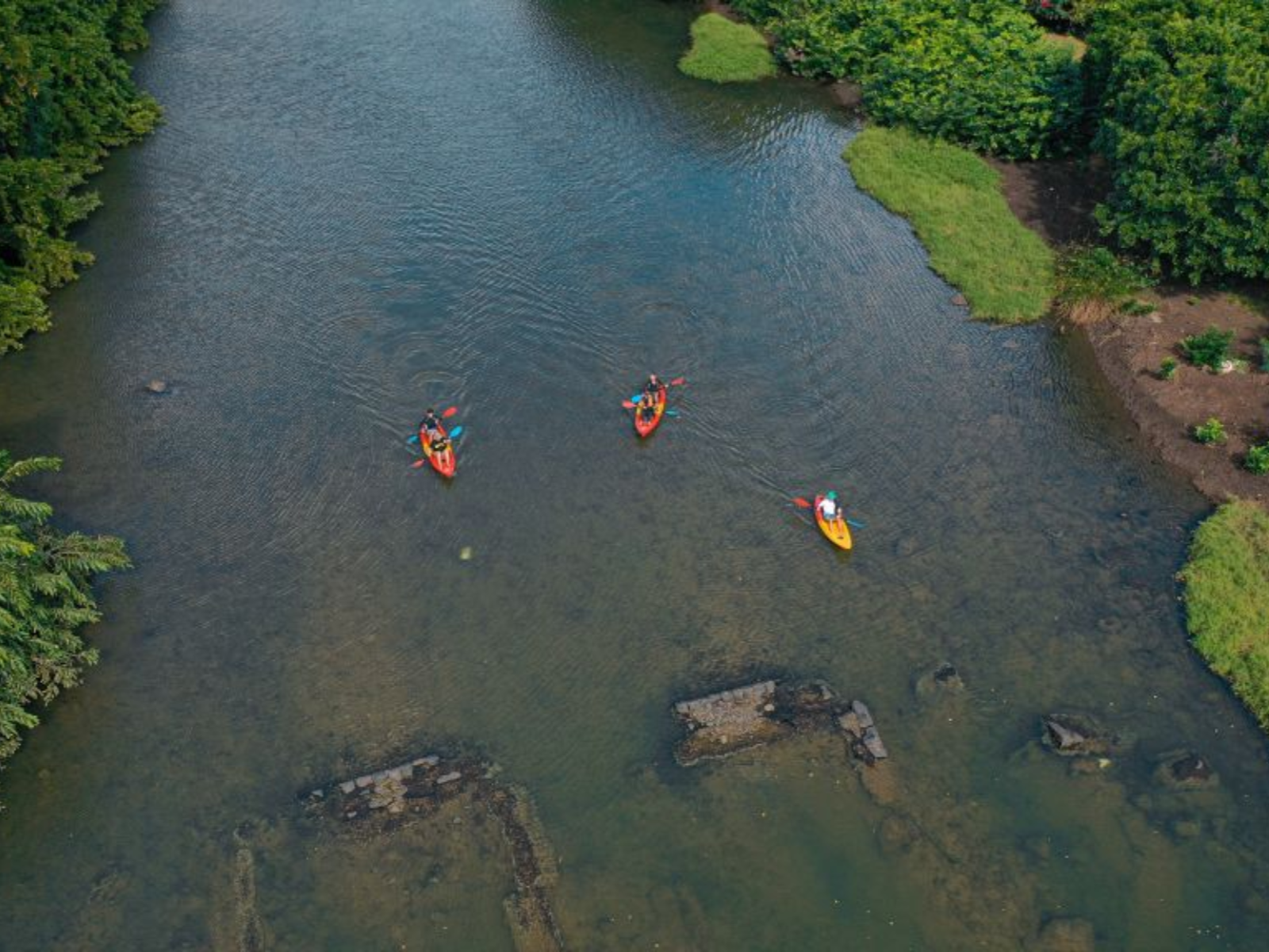 Rondreis Mauritius, Tamarin Bay, Excursie Kajakken op de Tamarin River, kayakken met ruines in het water