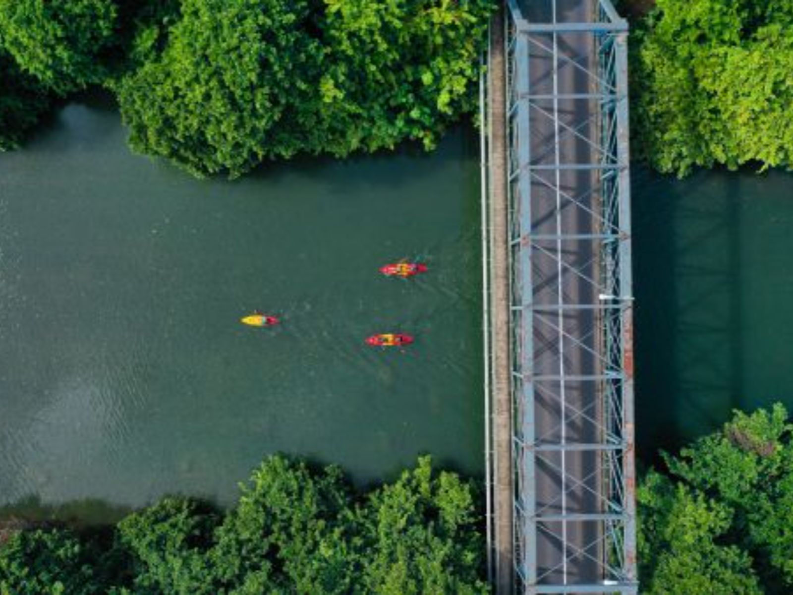 Rondreis Mauritius, Tamarin Bay, Excursie Kajakken op de Tamarin River, kayakken onder een brug