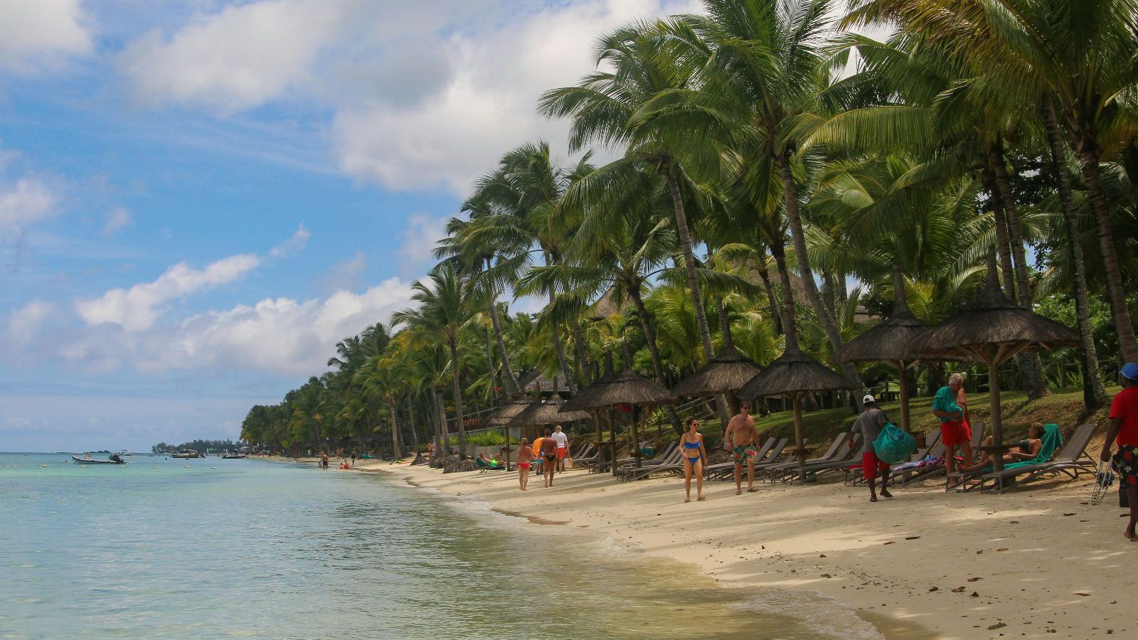 Rondreis Mauritius, Trou aux Biches, mensen op het strand
