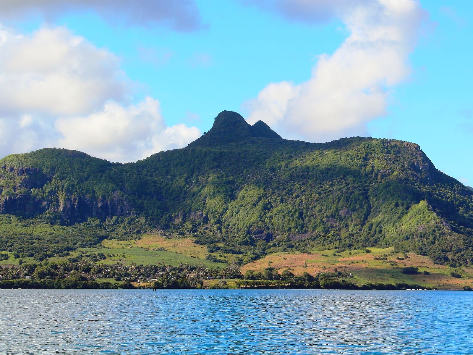 Rondreis Mauritius, Trou d'eau Douce, Excursie Turquoise Cruise naar Ile aux Cerfs, bergen