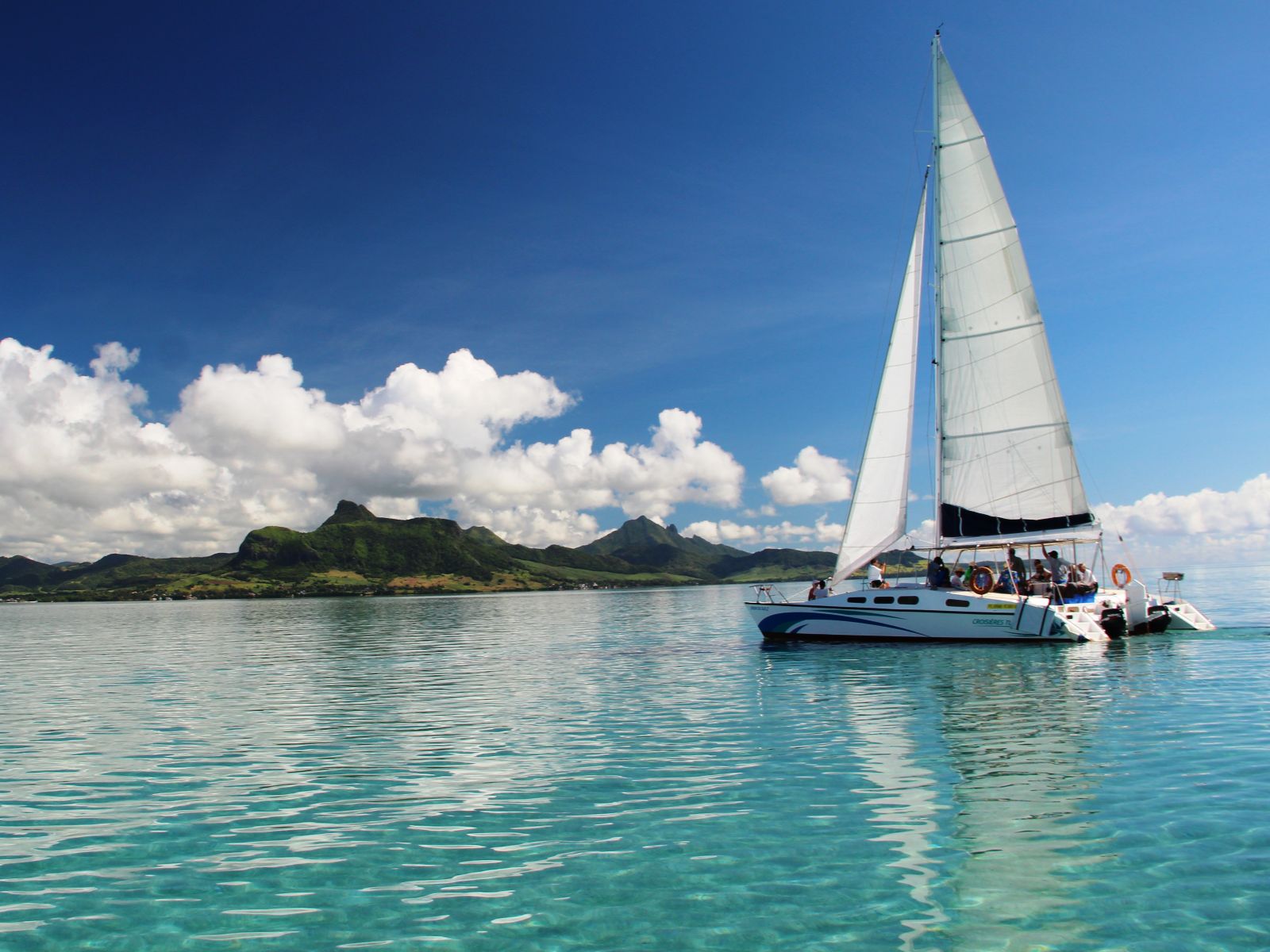 Rondreis Mauritius, Trou d'eau Douce, Excursie Turquoise Cruise naar Ile aux Cerfs, catamaran en berg