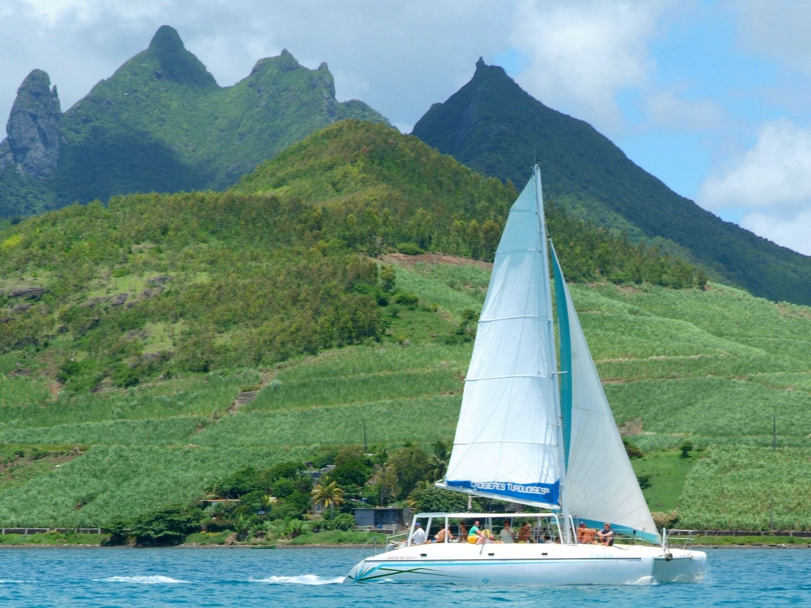 Rondreis Mauritius, Trou d'eau Douce, Excursie Turquoise Cruise naar Ile aux Cerfs, catamaran naast een eiland