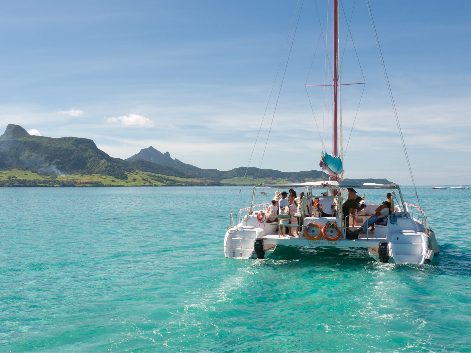 Rondreis Mauritius, Trou d'eau Douce, Excursie Turquoise Cruise naar Ile aux Cerfs, catamaran richting een eiland