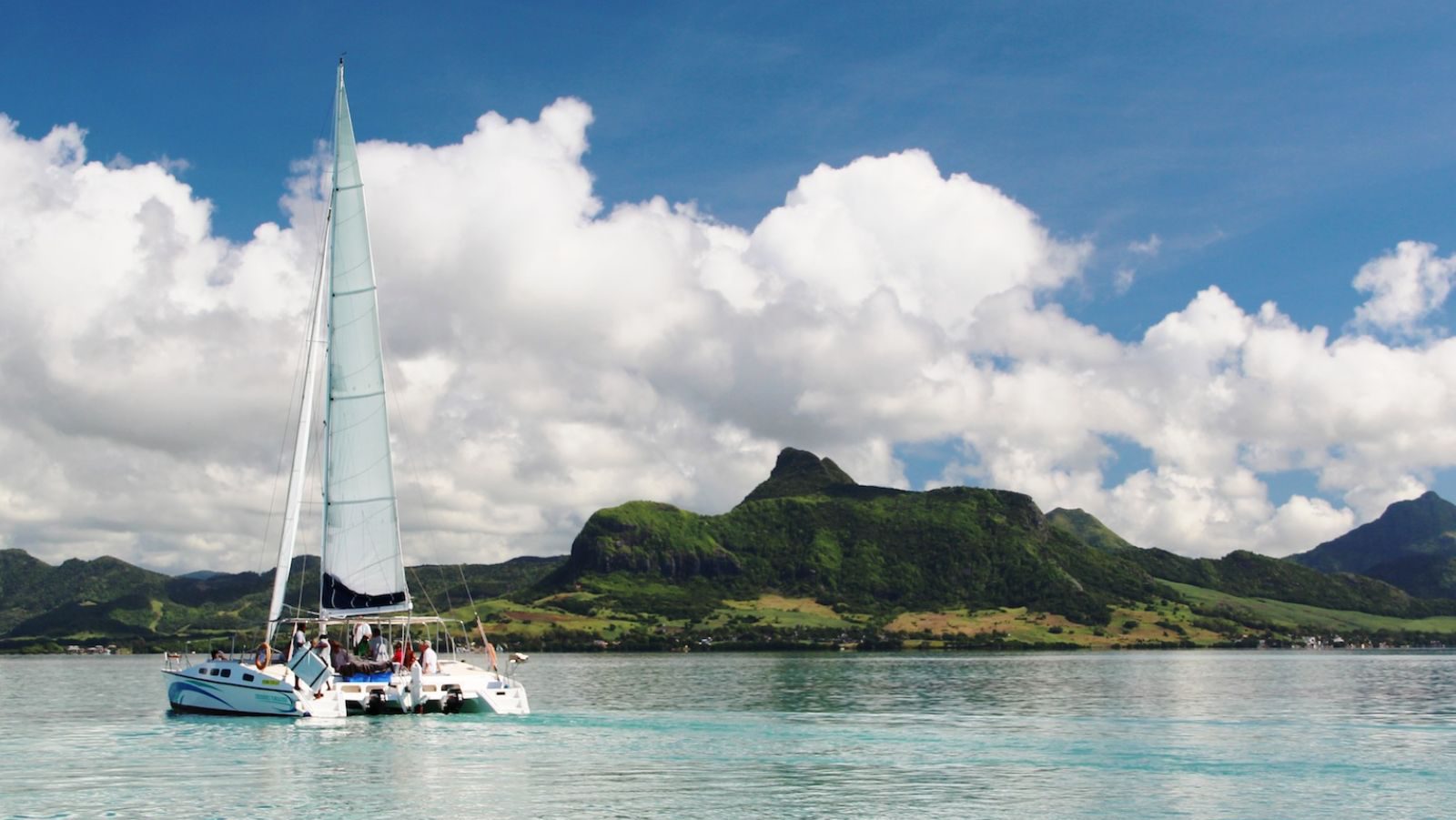 Rondreis Mauritius, Trou d'eau Douce, Excursie Turquoise Cruise naar Ile aux Cerfs, catamaran vaart richting een eiland