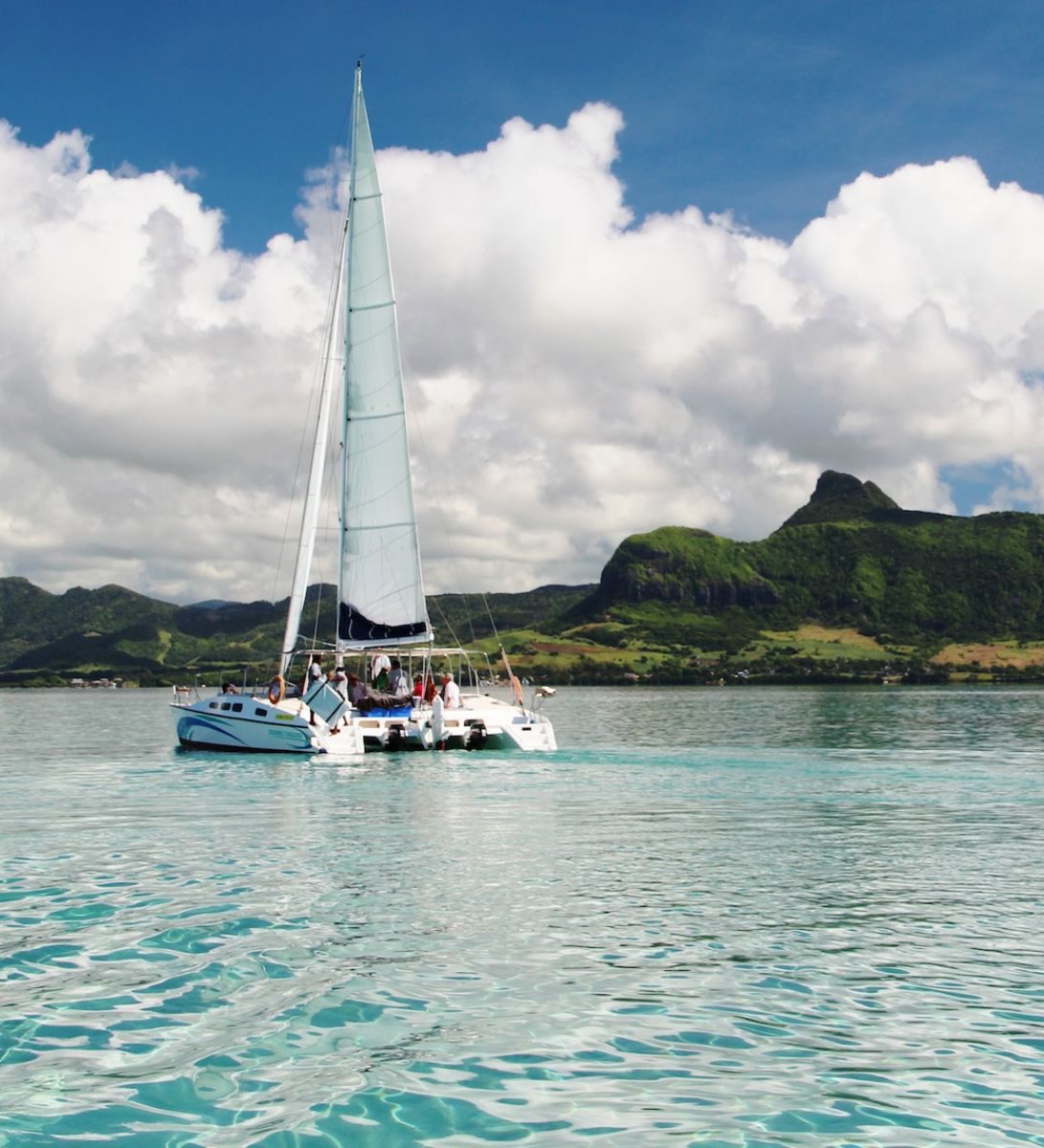 Rondreis-Mauritius-Trou-deau-Douce-Excursie-Turquoise-Cruise-naar-Ile-aux-Cerfs-catamaran-vaart-richting-een-eiland-aspect-ratio-382-420