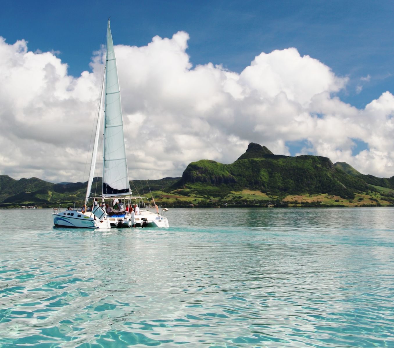 Rondreis-Mauritius-Trou-deau-Douce-Excursie-Turquoise-Cruise-naar-Ile-aux-Cerfs-catamaran-vaart-richting-een-eiland-aspect-ratio-565-500