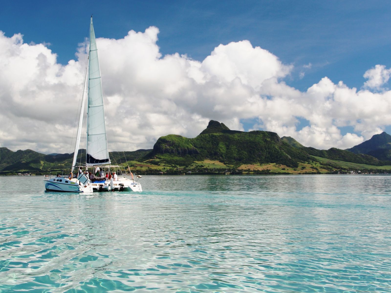 Rondreis Mauritius, Trou d'eau Douce, Excursie Turquoise Cruise naar Ile aux Cerfs, catamaran vaart richting een eiland