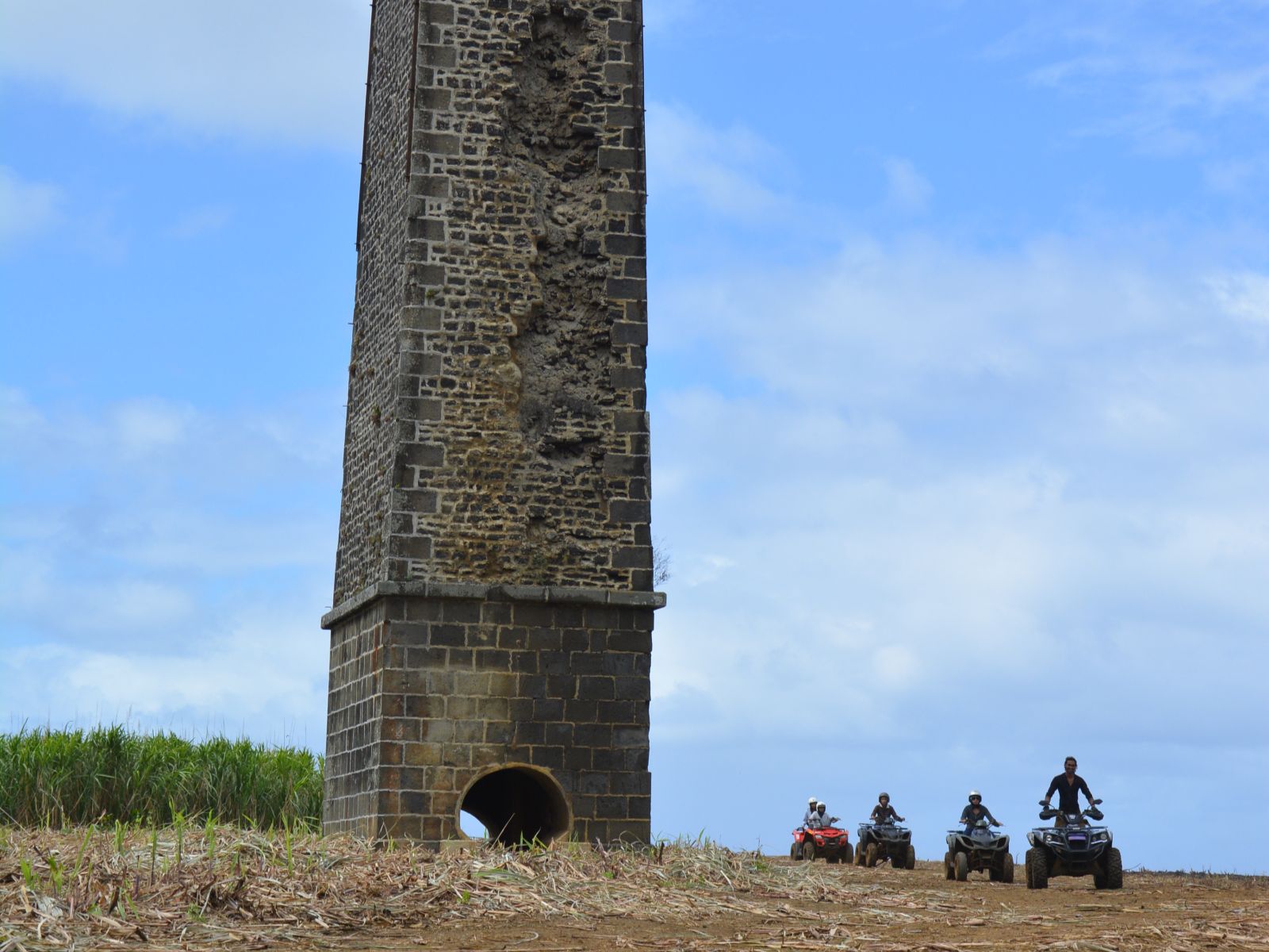 Rondreis Mauritius, Zuidkust, Excursie Quad Biking Adventure, Quad bikes langs een toren