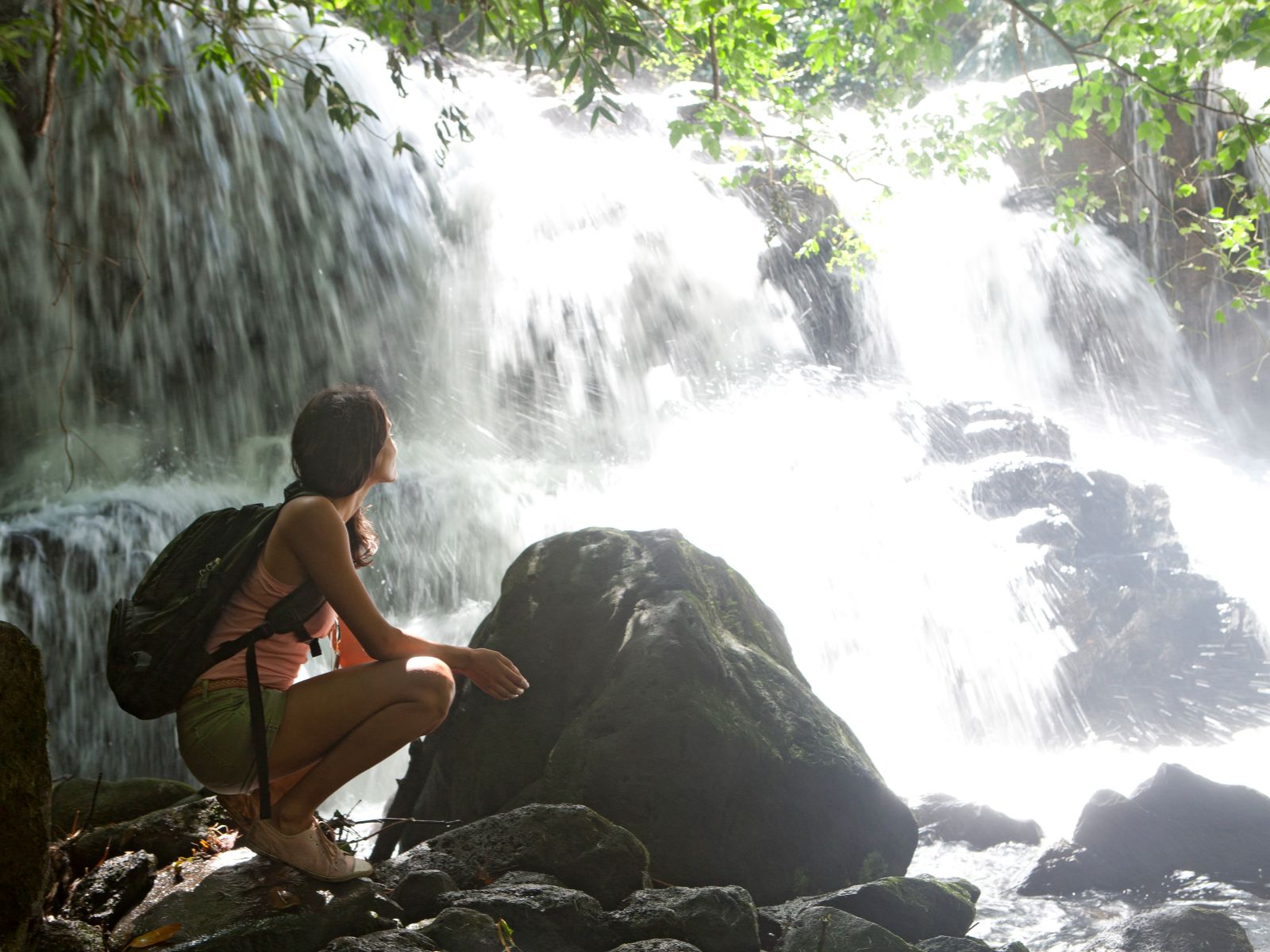 Rondreis Mauritius, Zuidkust, Excursie Quad Biking Adventure, vrouw bij een waterval