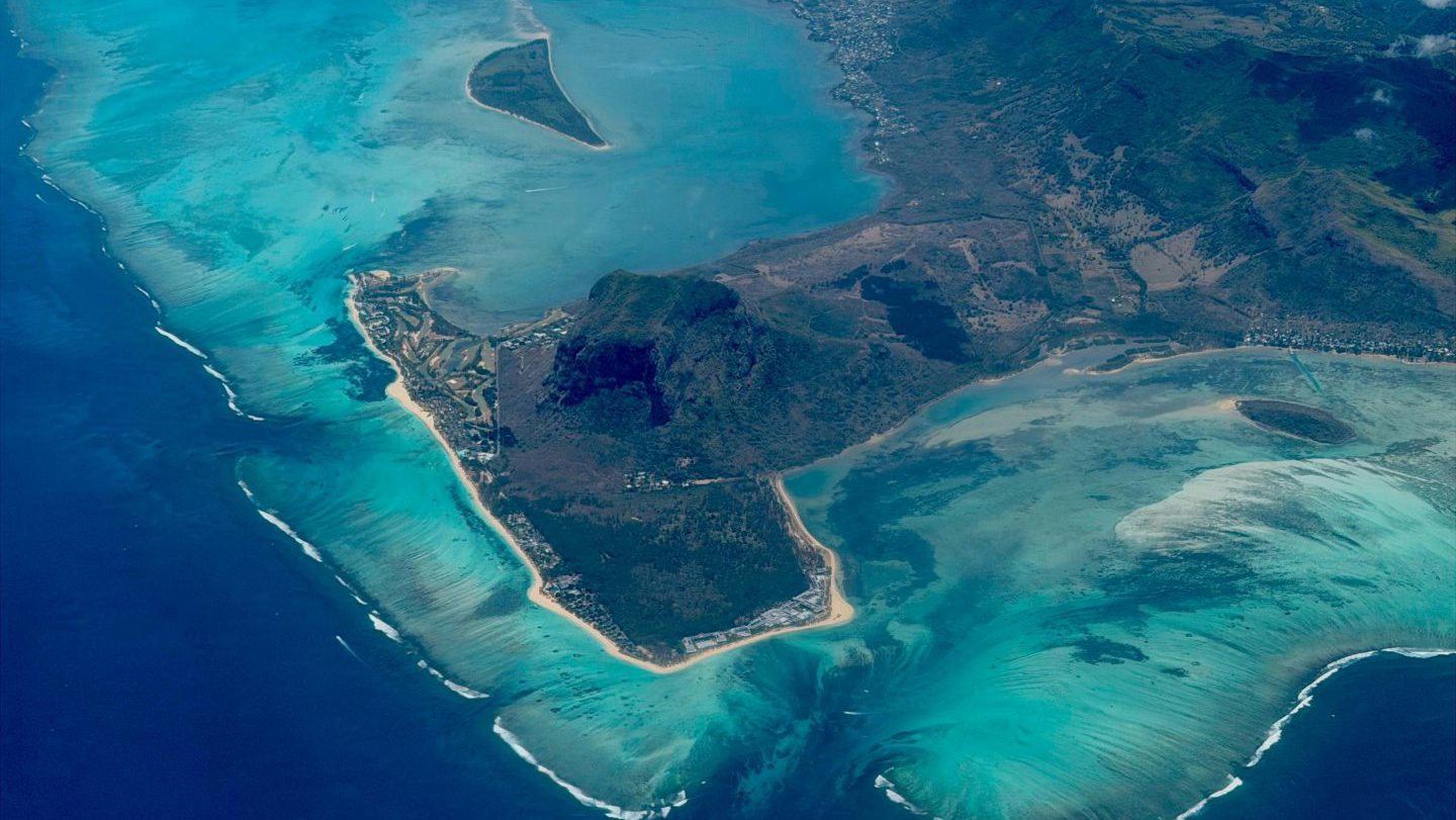 Rondreis Mauritius, aerial view van Le Morne en het eiland