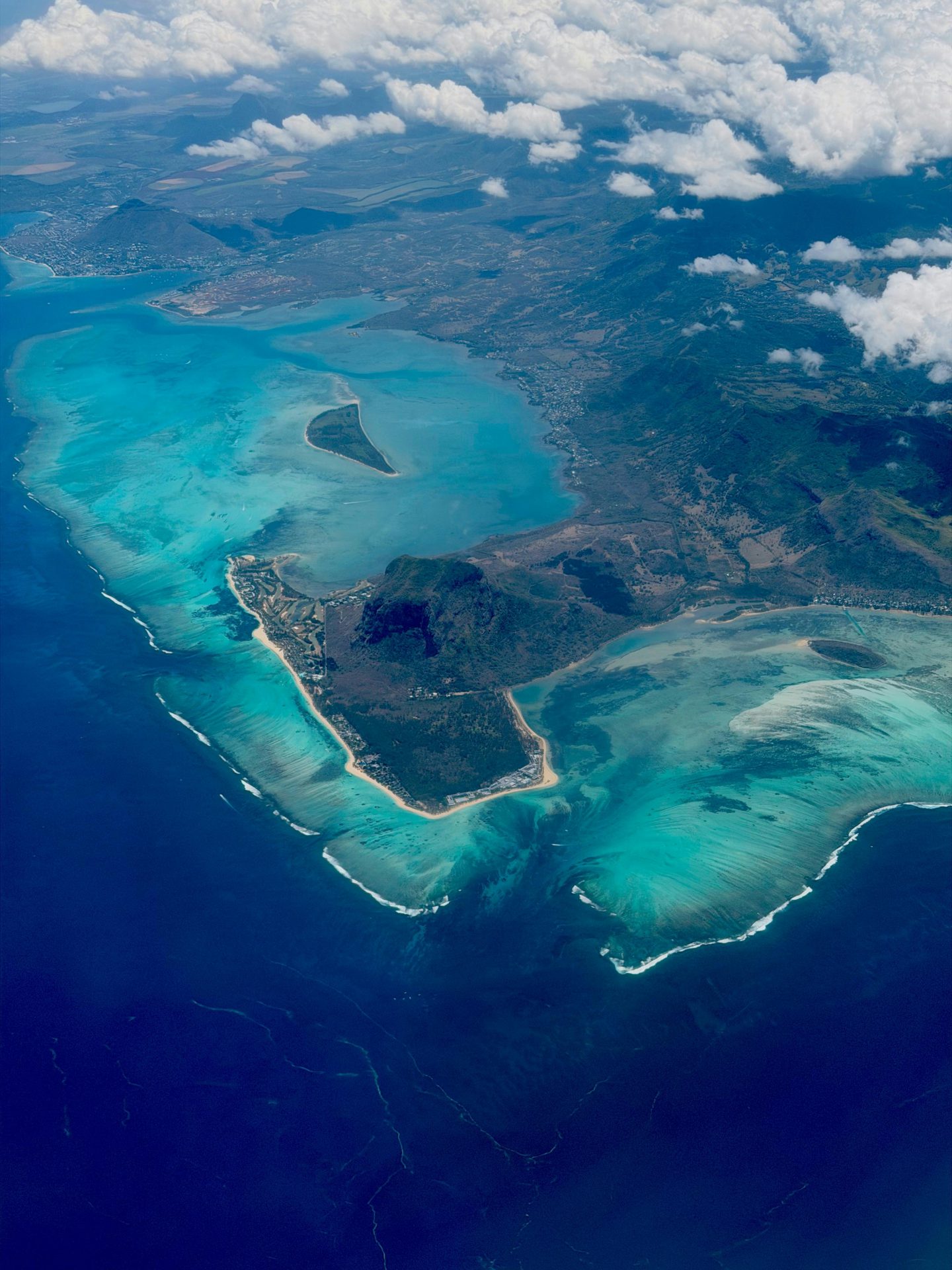 Rondreis Mauritius, aerial view van Le Morne en het eiland