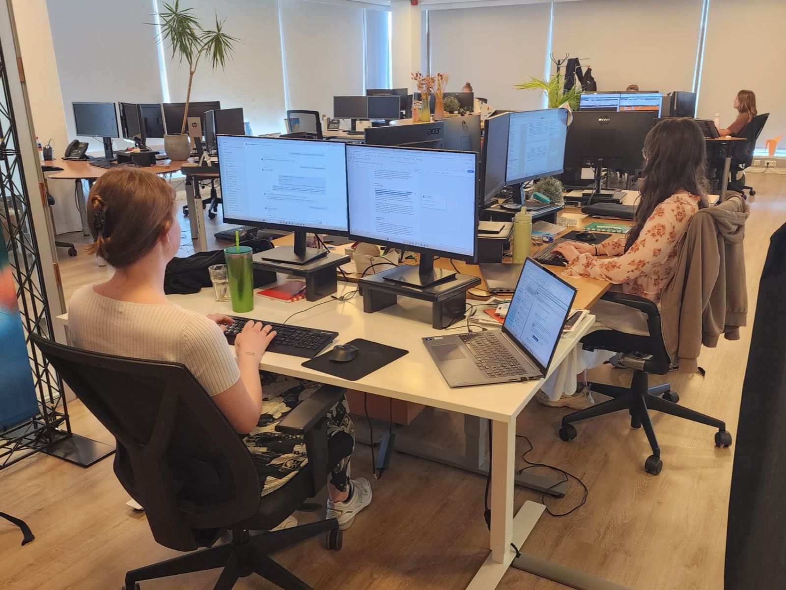 Blog Mijn leven als stagiaire bij OutSight, twee stagiaires aan het werk