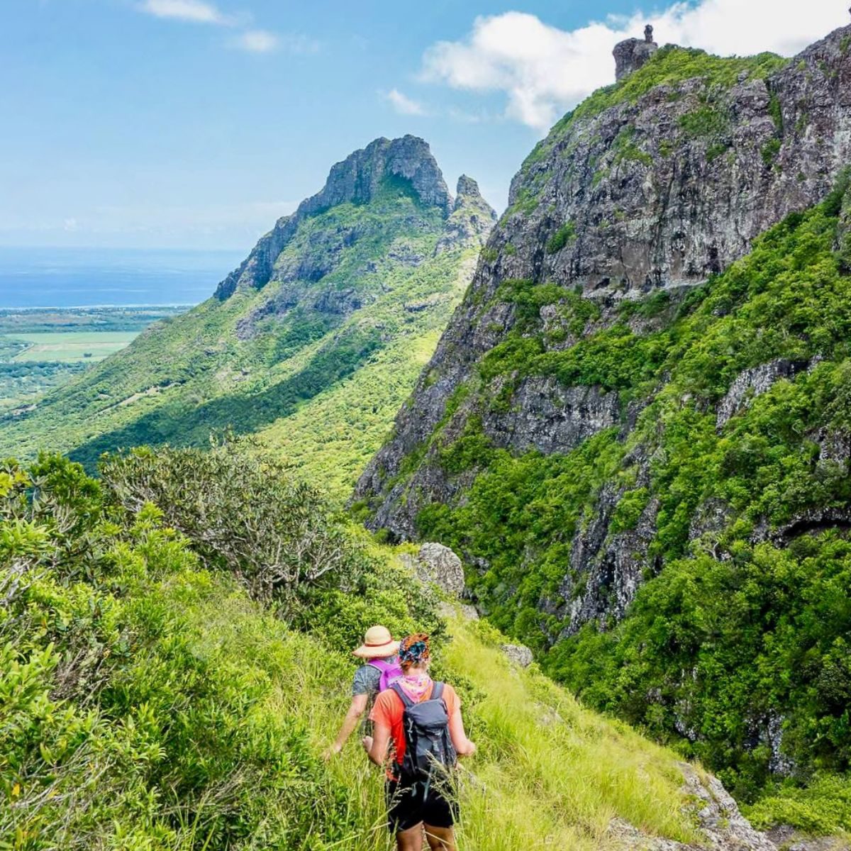Rondreis-Mauritius-Hiken-op-Mauritius-twee-hikers-bij-Trois-Mamelles-aspect-ratio-282-282