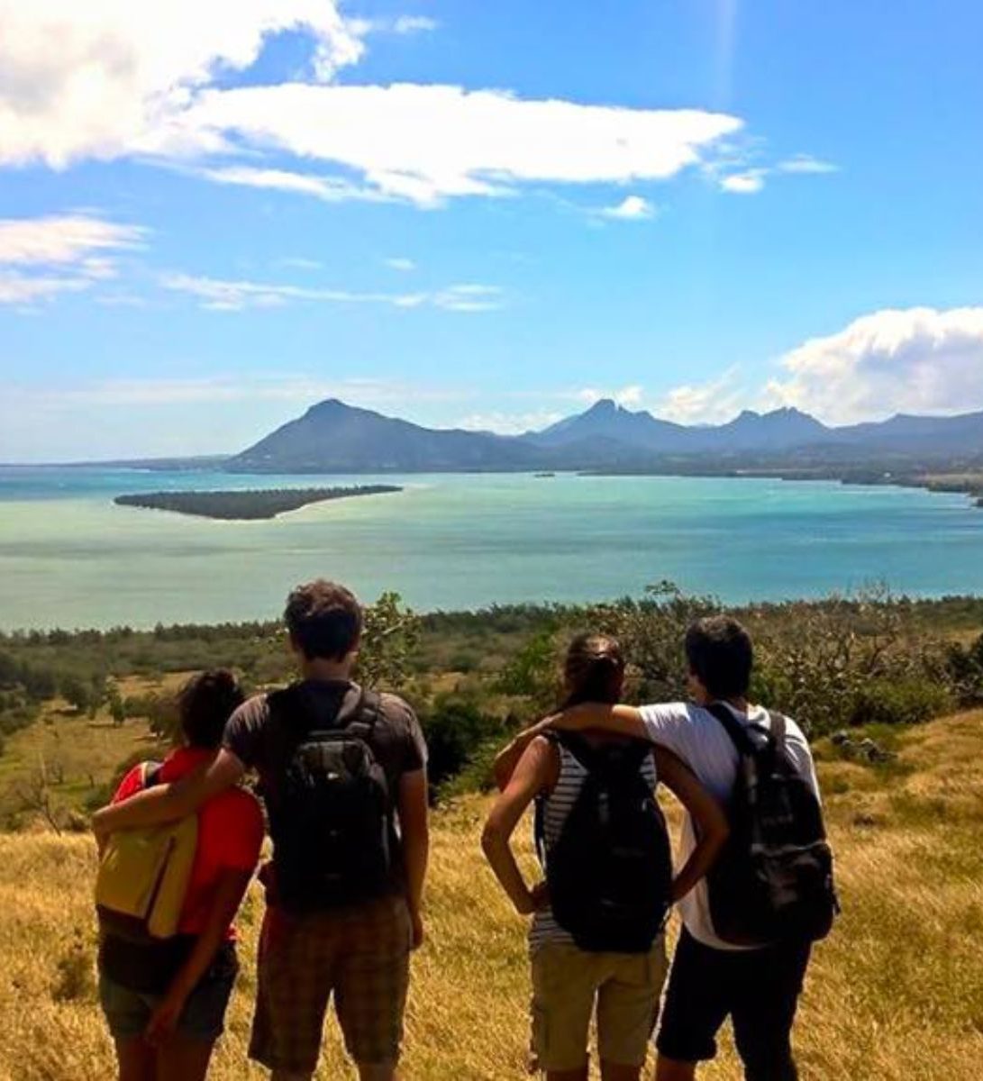 Rondreis-Mauritius-Le-Morne-Excursie-Hiking-le-Morne-mensen-arm-in-arm-kijken-naar-het-uitzicht