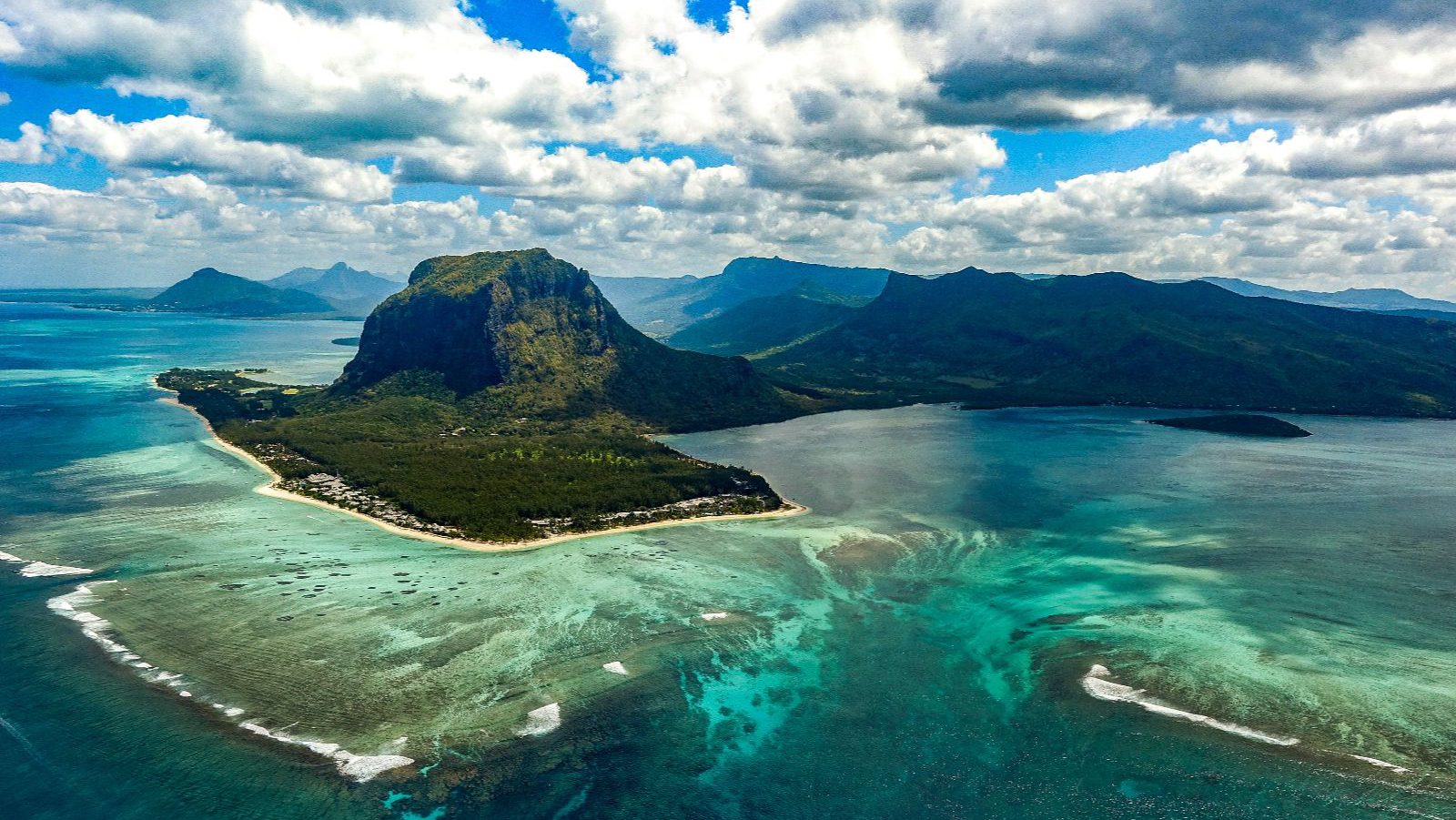 Rondreis Mauritius, Westkust, Le Morne, onderwater waterval