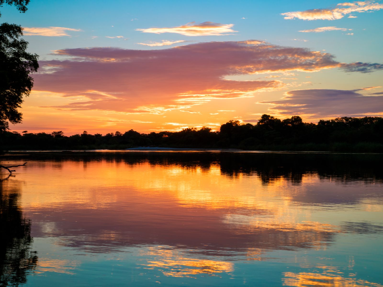 Rondreis Namibië, Caprivi Strip, zonsondergang boven het water