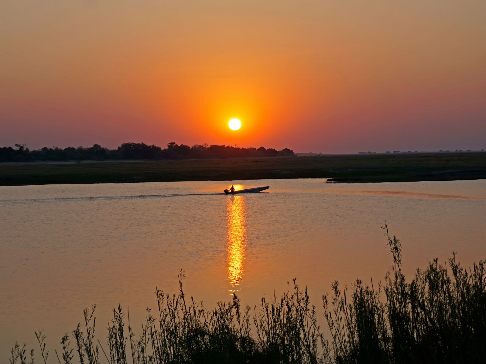 Rondreis Namibië, Divundu, Excursie Sundowner Boat Cruise, zonsondergang op de Okavango River