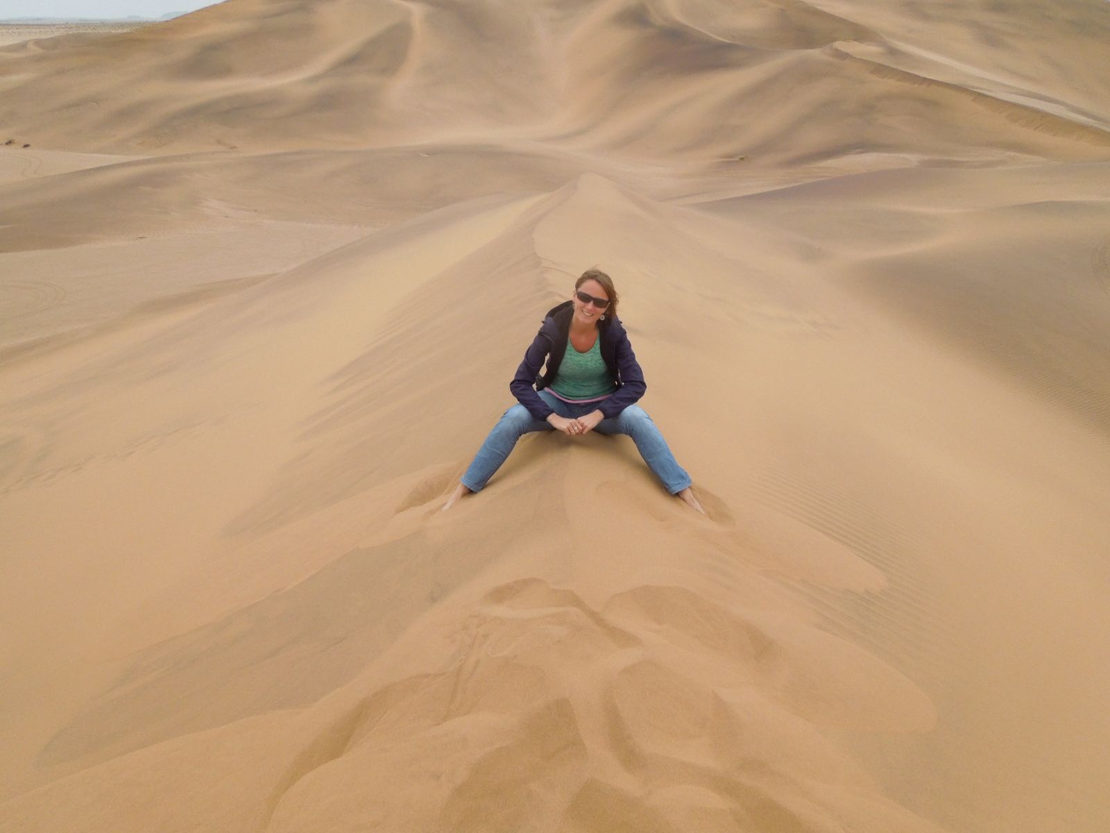 Rondreis Namibië, Swakopmund, excursie living desert tour, Joanne op zandduin