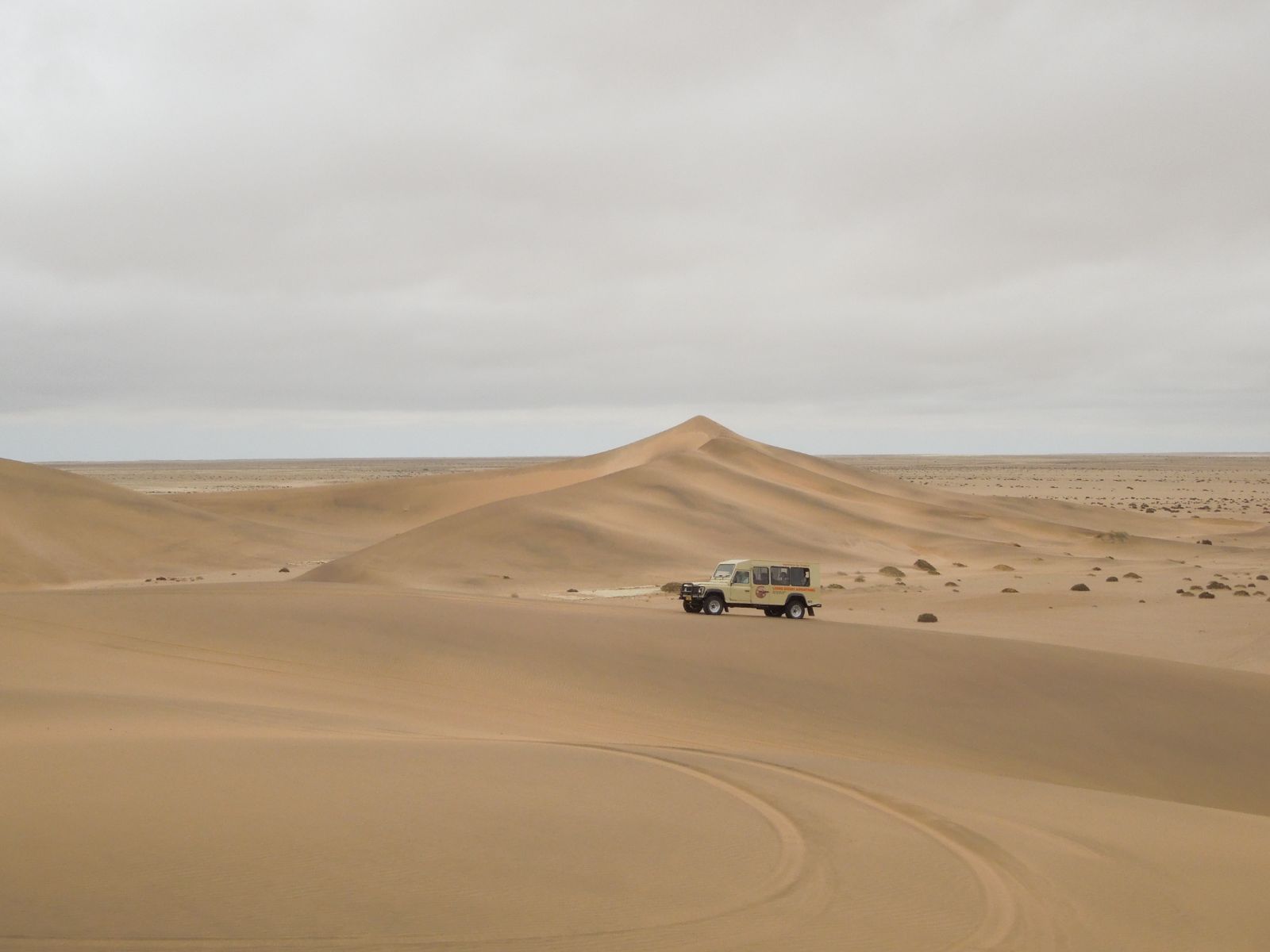 Rondreis Namibië, Swakopmund, excursie living desert tour, jeep op zandduin