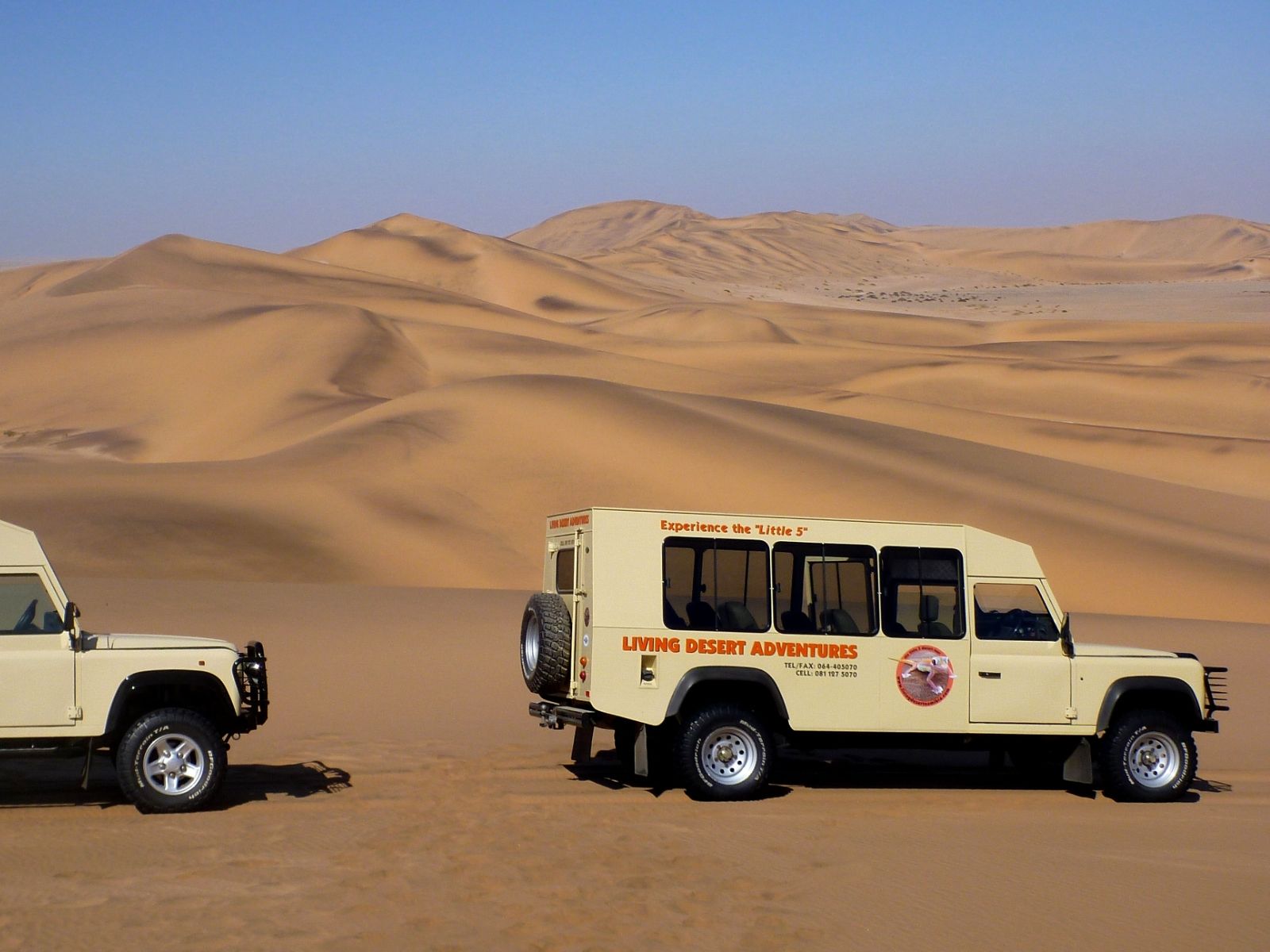 Rondreis Namibië, Swakopmund, excursie living desert tour, jeeps in woestijn