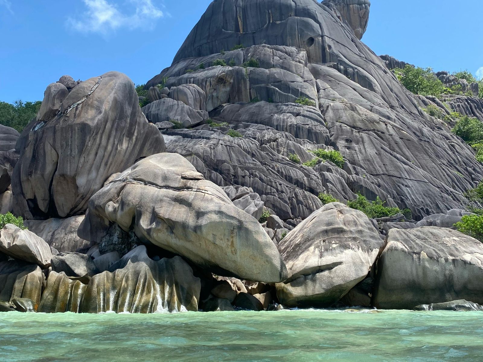 Rondreis Seychellen, Mahe, excursie St Anne National Marine Park safari, uitzicht vanaf het water
