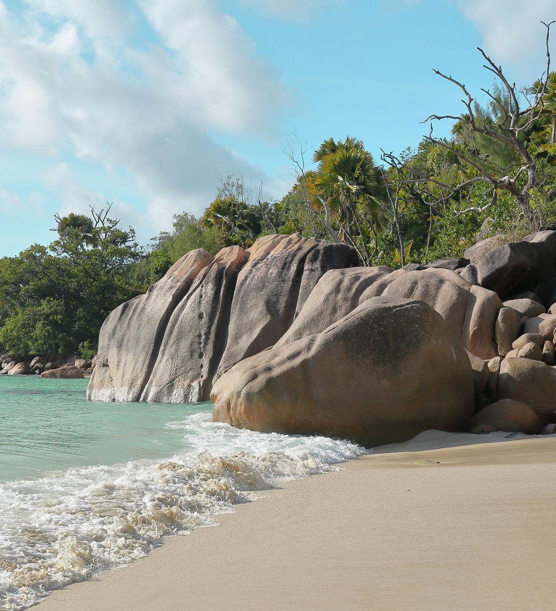 Rondreis Seychellen, Praslin, excursie Vallee de Mai and Anse Lazio, Anse Lazio strand met rotsen Rondreis Seychellen, Praslin, excursie Vallee de Mai and Anse Lazio, Anse Lazio strand met rotsen