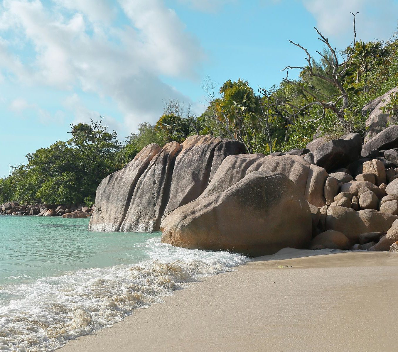 Rondreis Seychellen, Praslin, excursie Vallee de Mai and Anse Lazio, Anse Lazio strand met rotsen