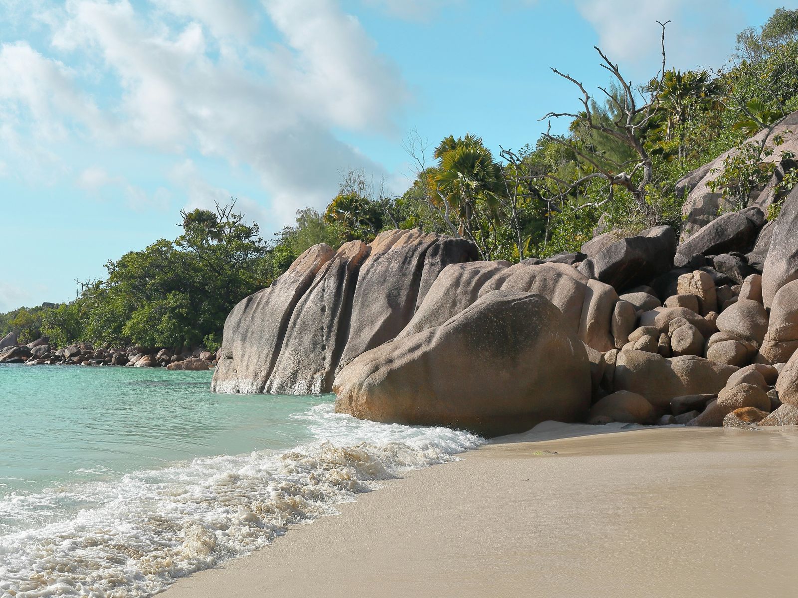 Rondreis Seychellen, Praslin, excursie Vallee de Mai and Anse Lazio, Anse Lazio strand met rotsen