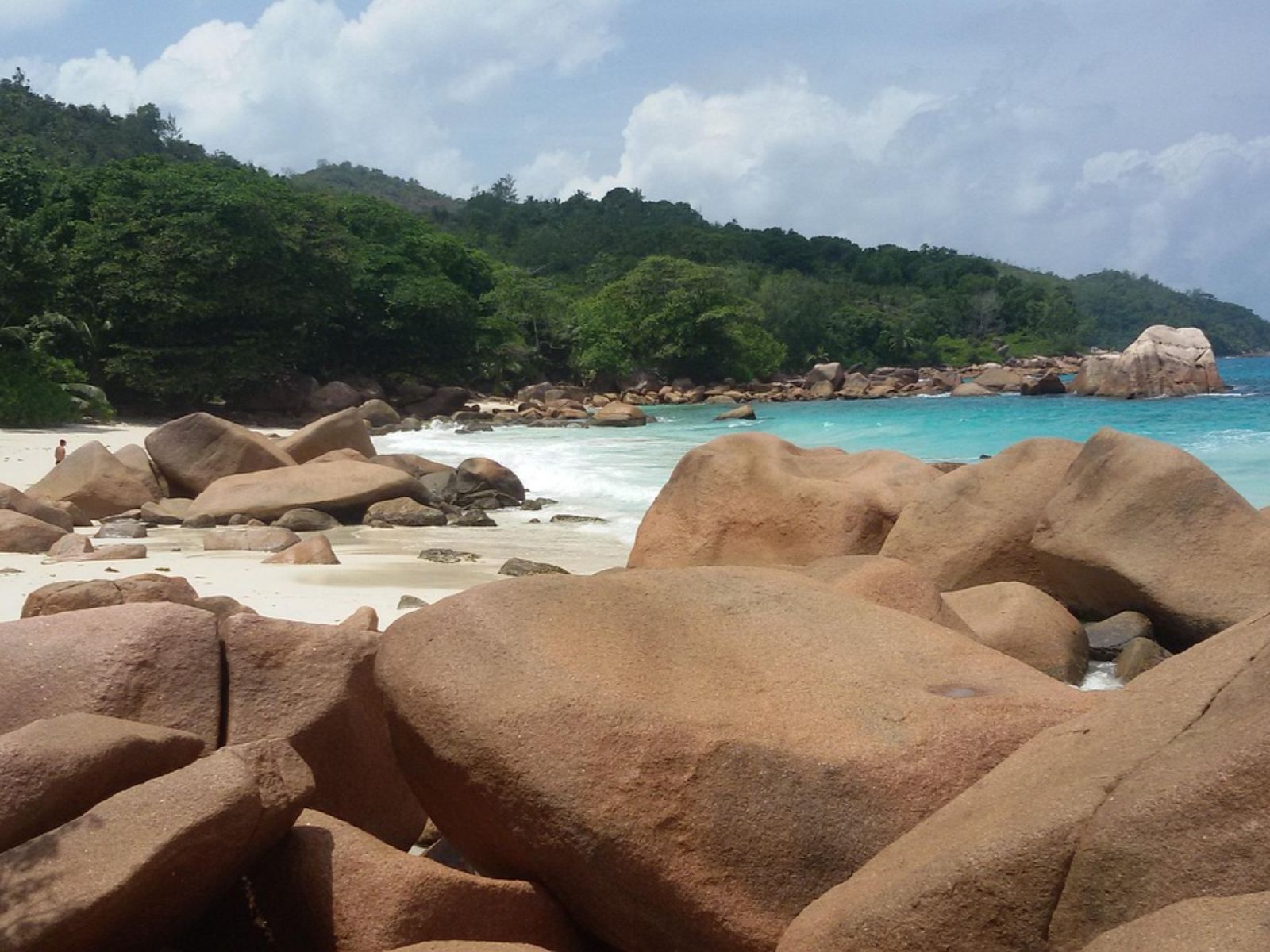 Rondreis Seychellen, Praslin, excursie Vallee de Mai and Anse Lazio, Anse Lazio strand vanaf rotsen