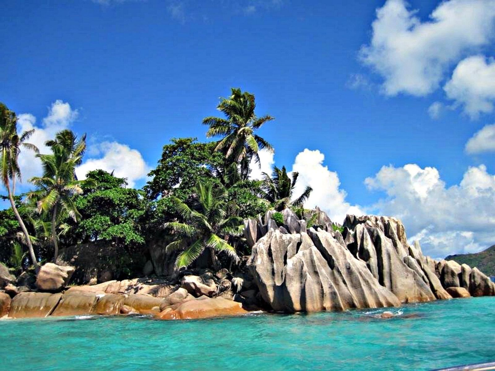 Rondreis Seychellen, Praslin, excursie eilandhoppen Cousin Curieuse St Pierre, eiland vanaf water