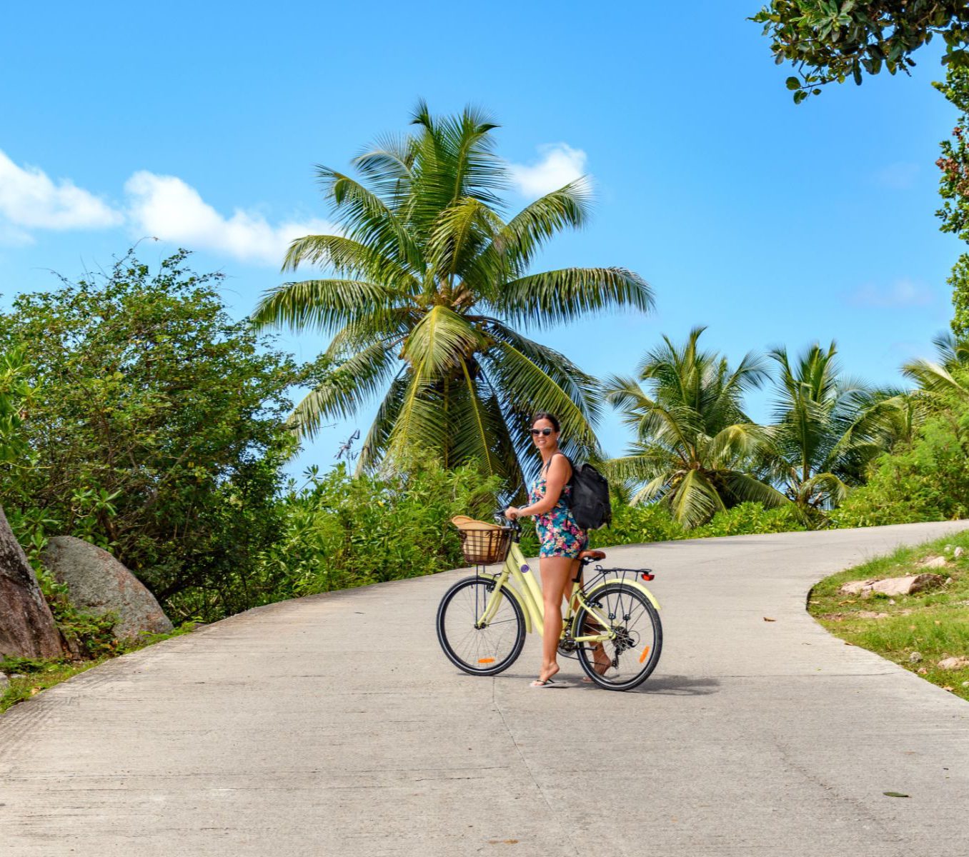Rondreis Seychellen, excursie van Mahe naar La Digue bikes and beaches, La Digue, vrouw op fiets