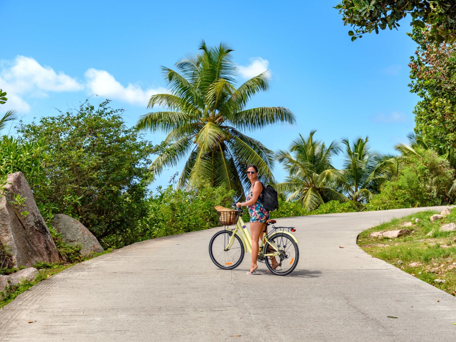 Rondreis Seychellen, excursie van Mahe naar La Digue bikes and beaches, La Digue, vrouw op fiets
