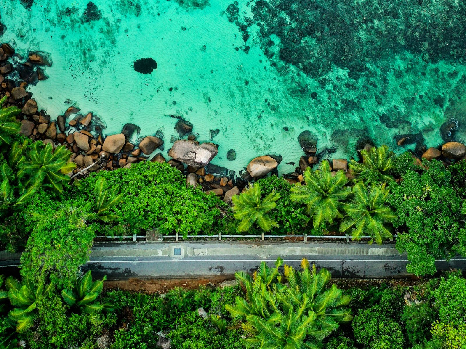 Rondreis Seychellen, excursie van Mahe naar la Digue bikes and beaches, La Digue bovenaanzicht