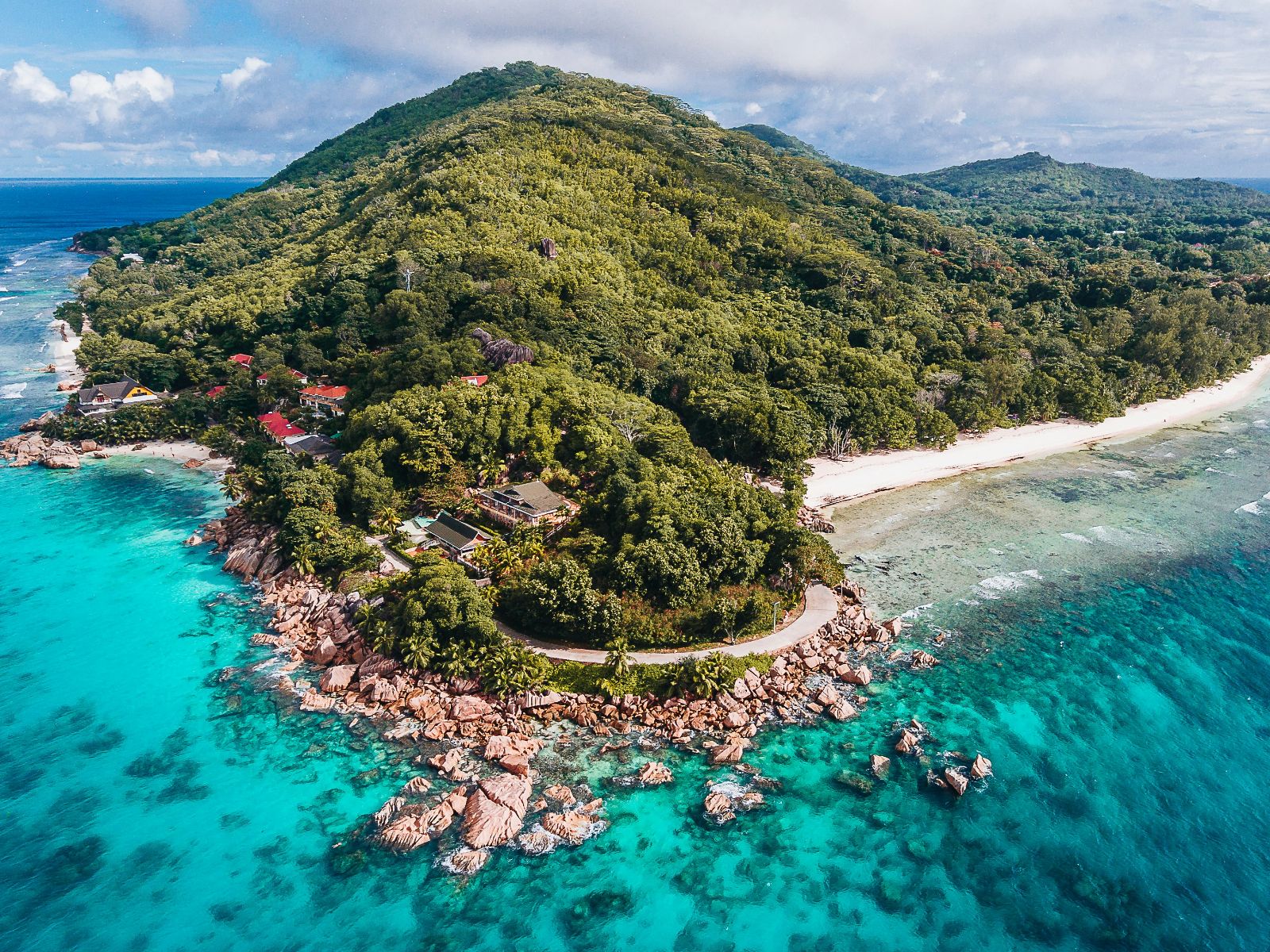 Rondreis Seychellen, excursie van Mahe naar la Digue bikes and beaches, La Digue pad langs zee
